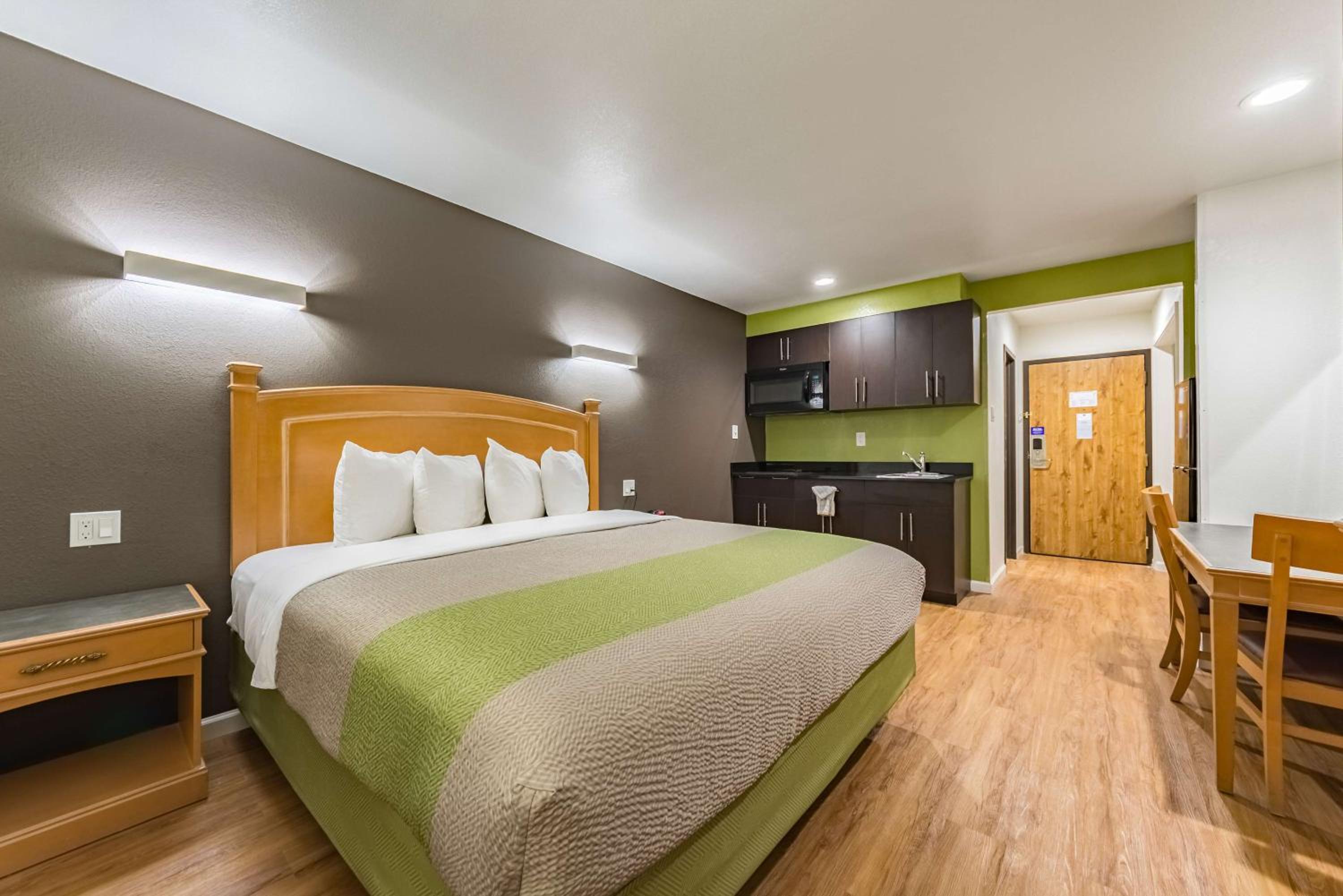 Deluxe King Suite - Non-Smoking photo 2