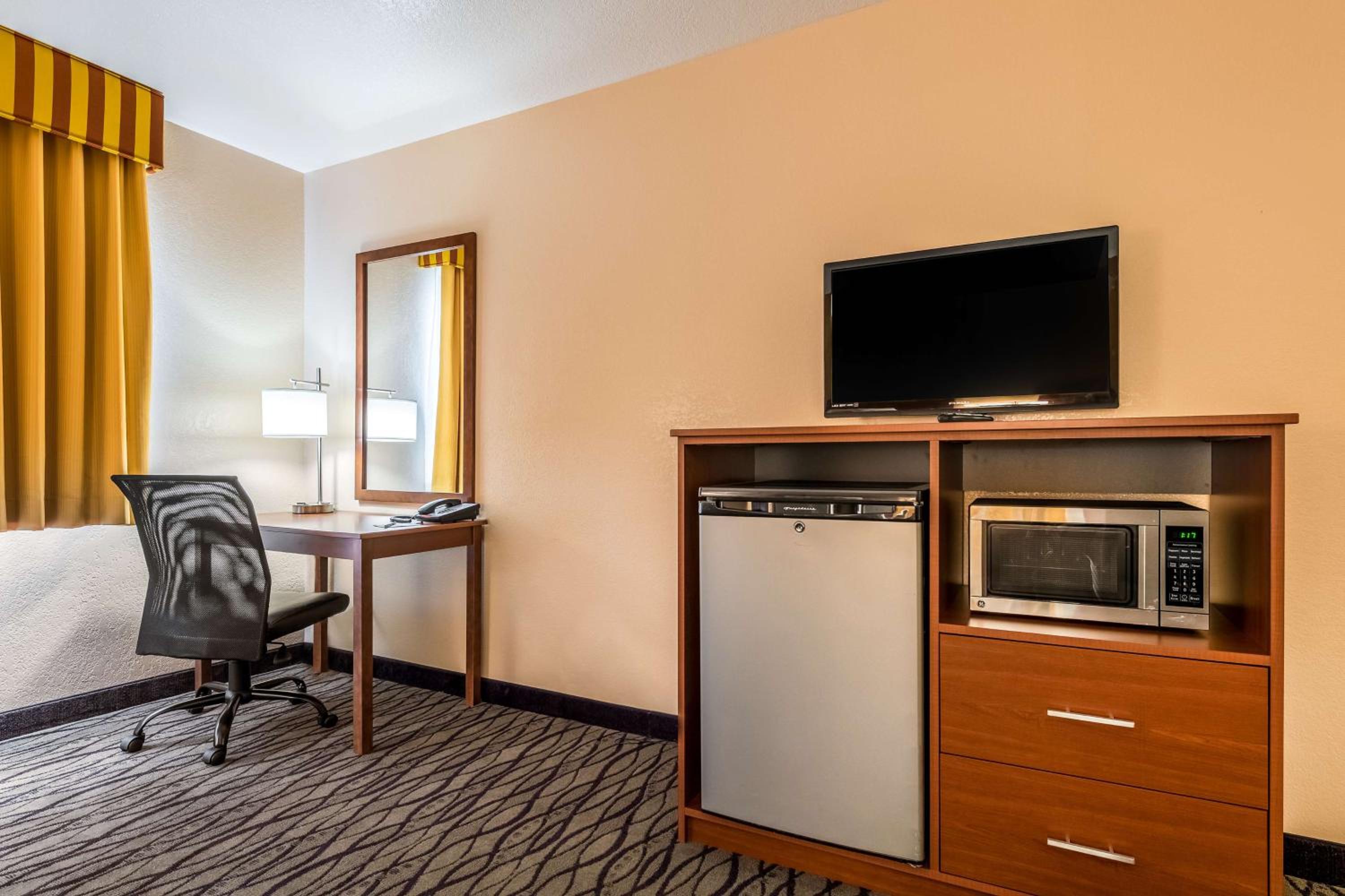 Queen Room with Two Queen Beds - Pool View photo 2