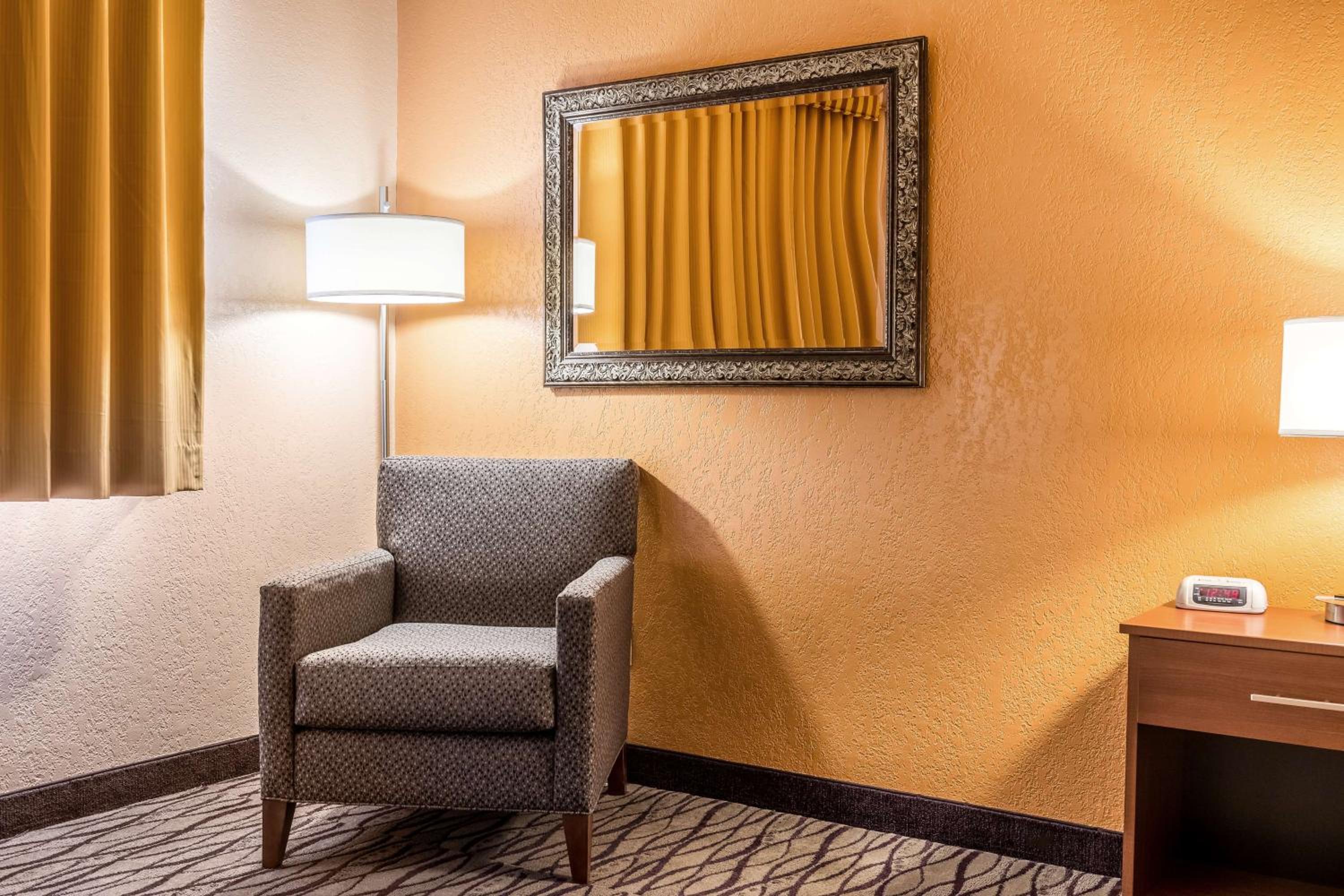 King Suite with Pool View - Non-Smoking photo 3
