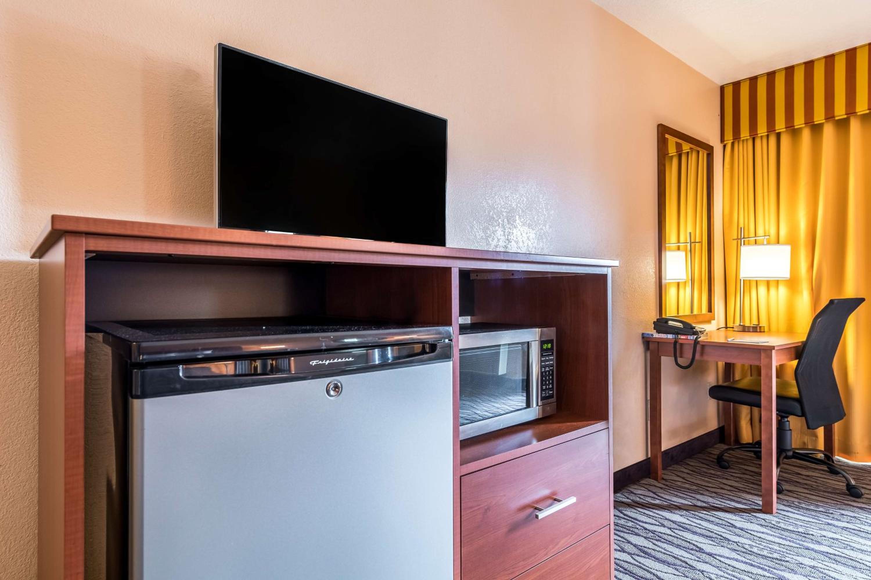 Queen Room with Two Queen Beds - Pool View photo 1