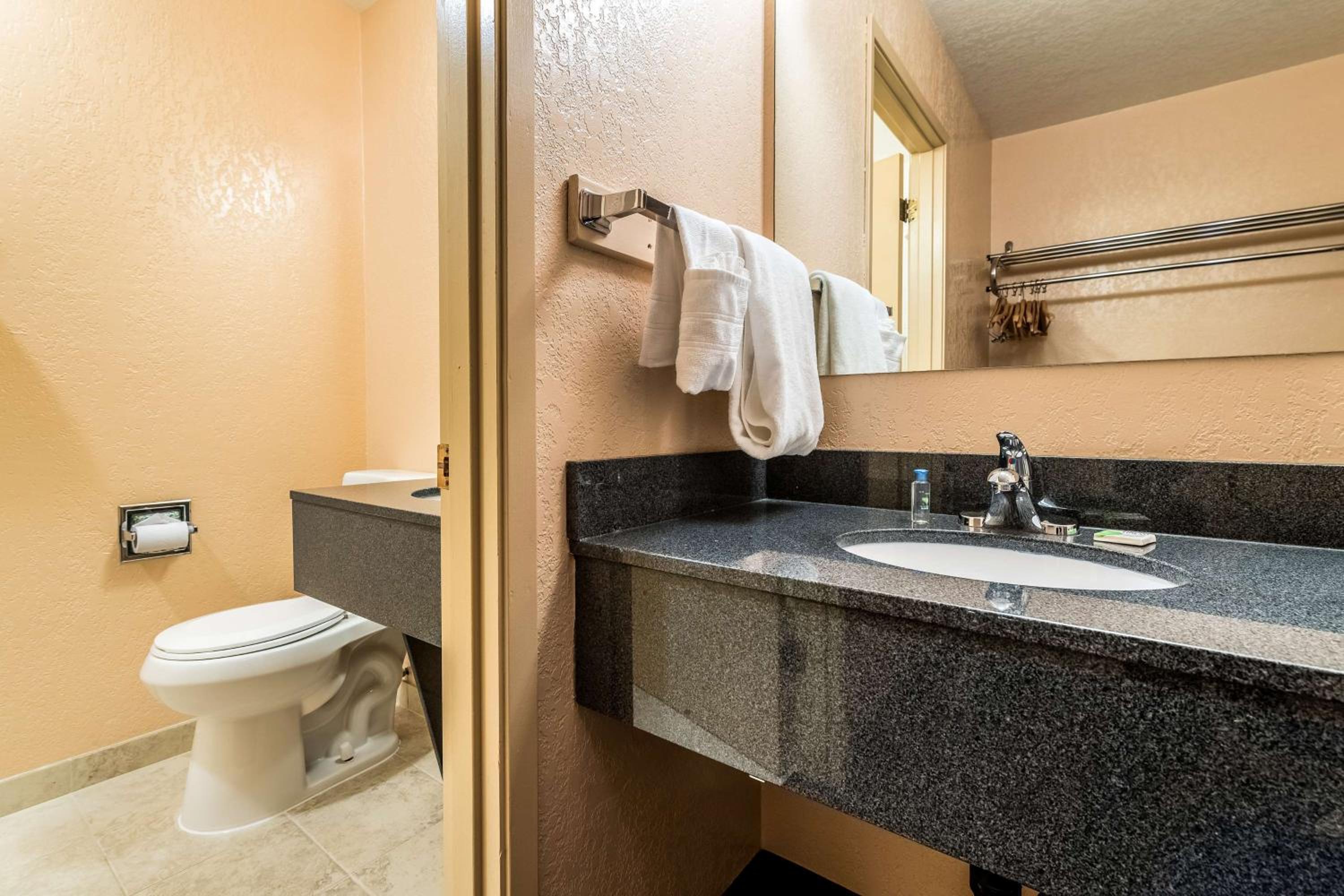 Queen Room with Two Queen Beds with Bath Tub - Mobility Accessible/Non-Smoking photo 3