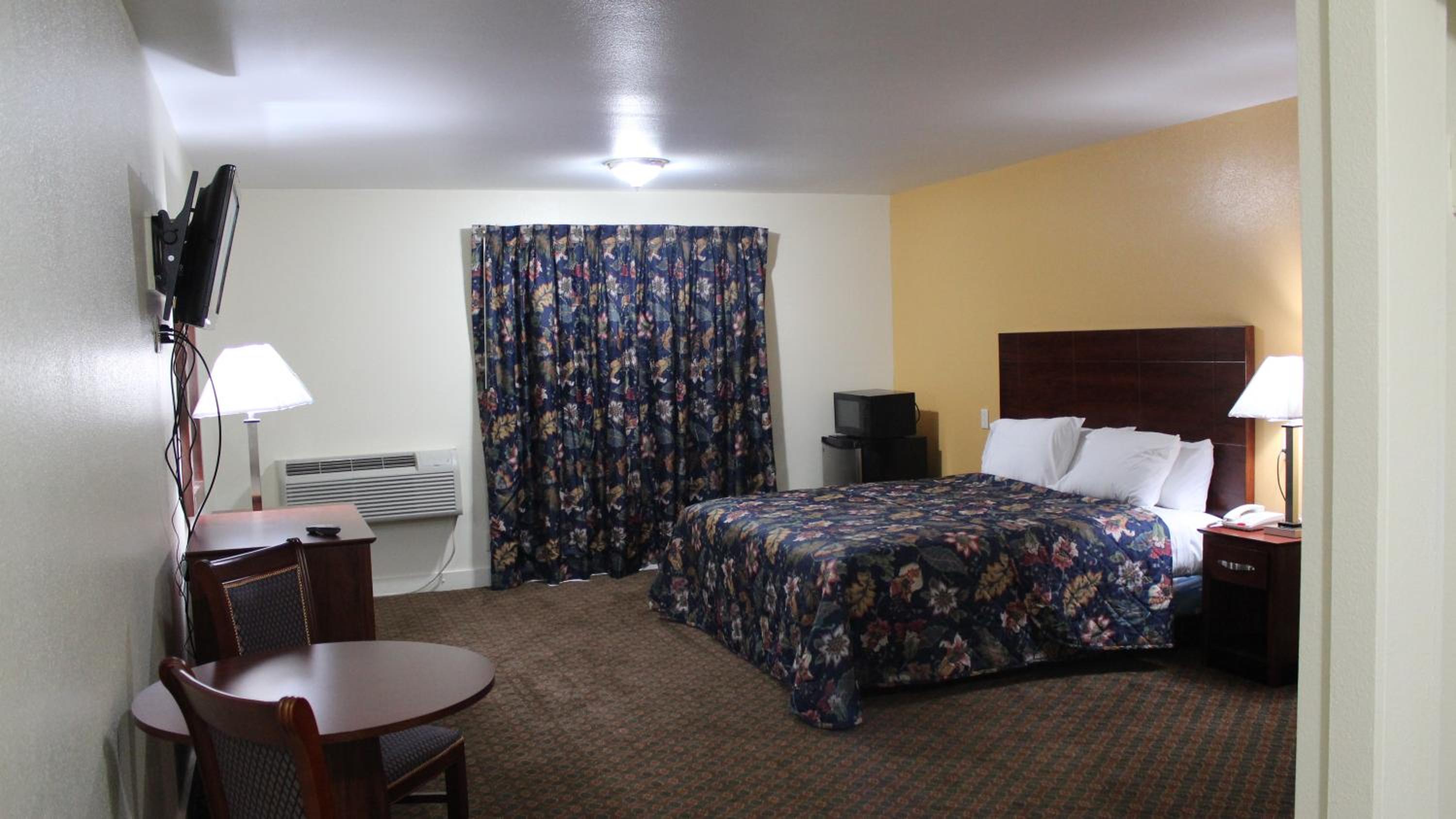 King Room - Non-Smoking - Photo 3