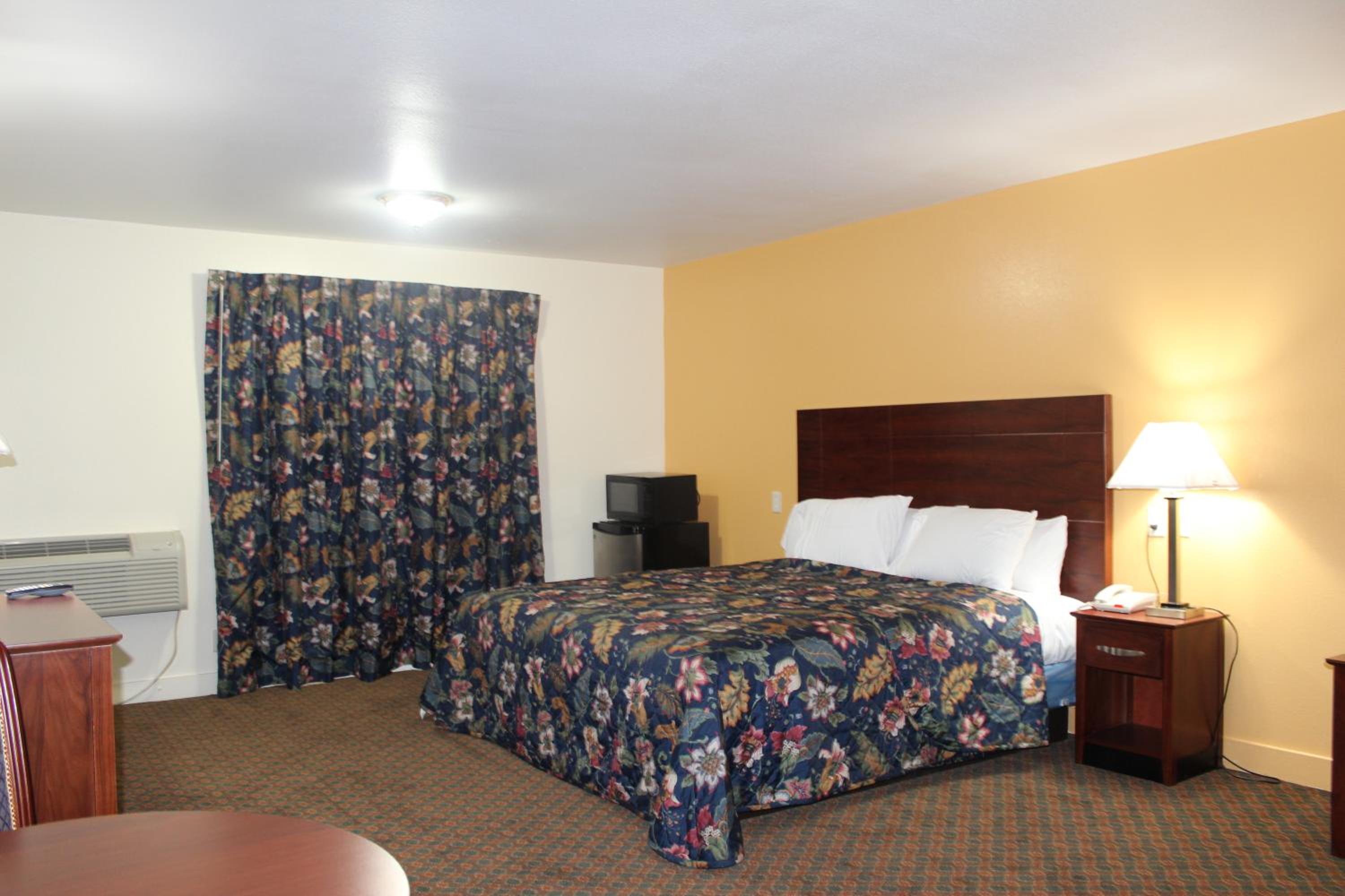 King Room - Non-Smoking - Photo 2