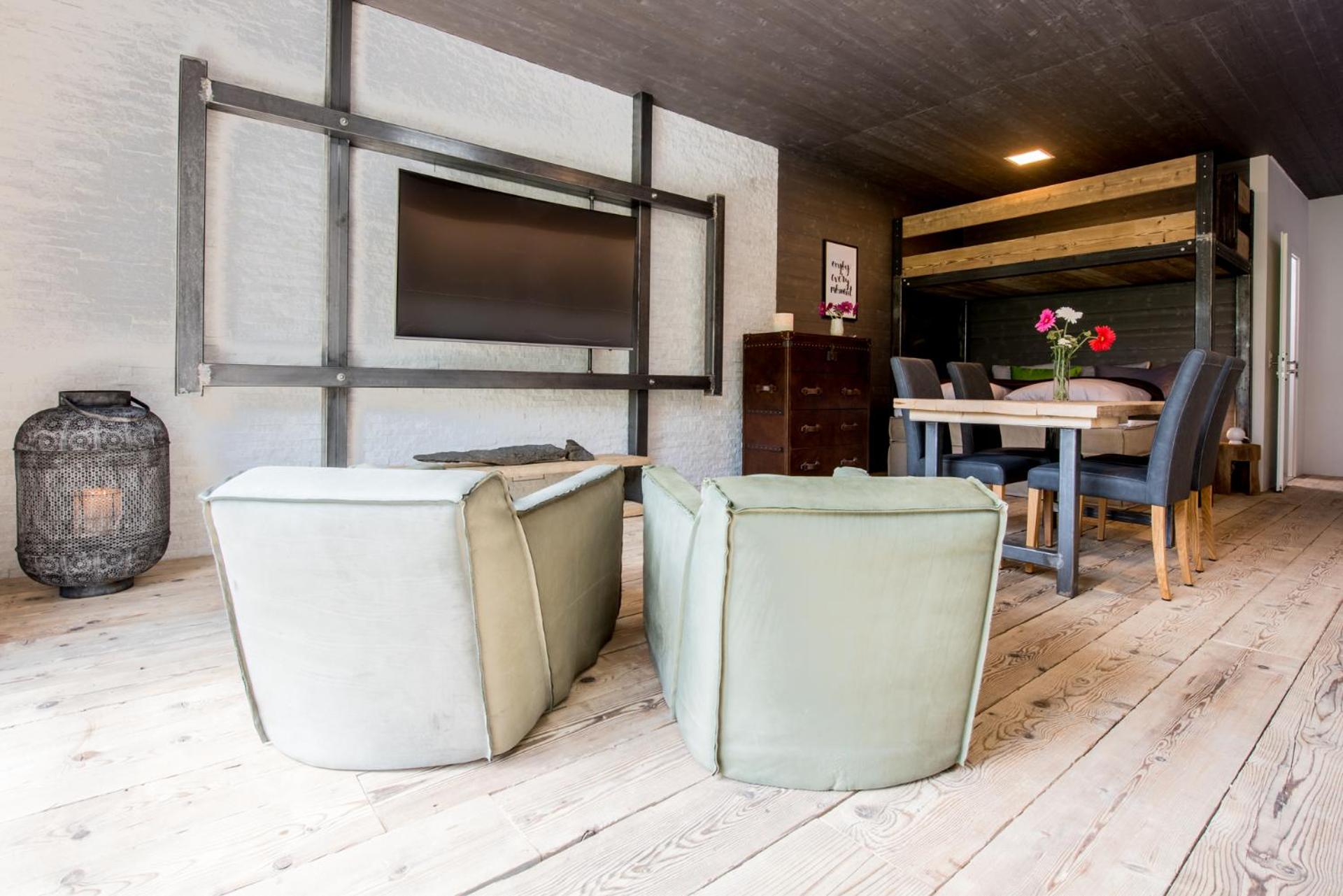 Apartment with Mountain View - Photo 3