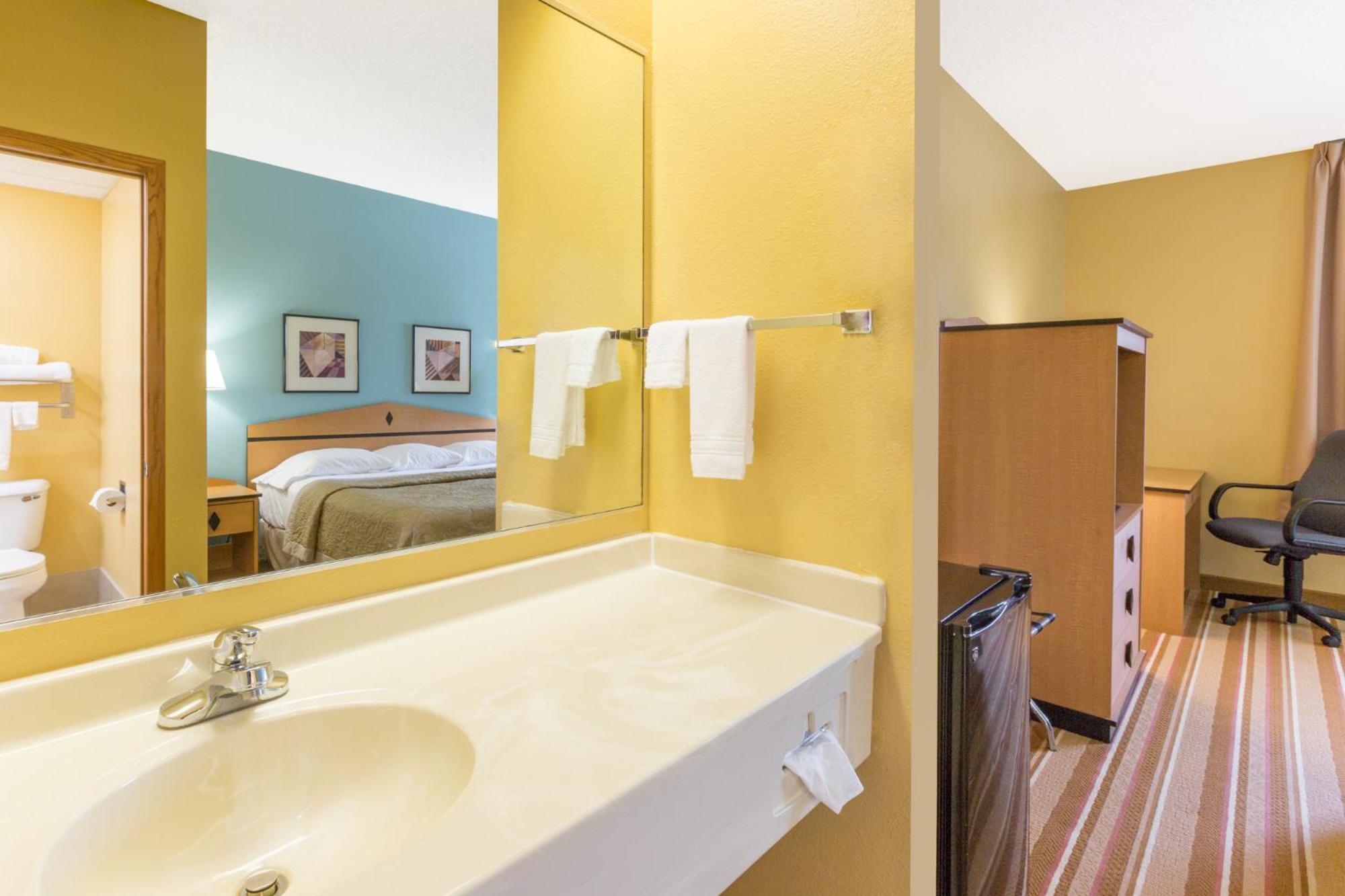 Double Room with Two Double Beds - Non-Smoking - Photo 4
