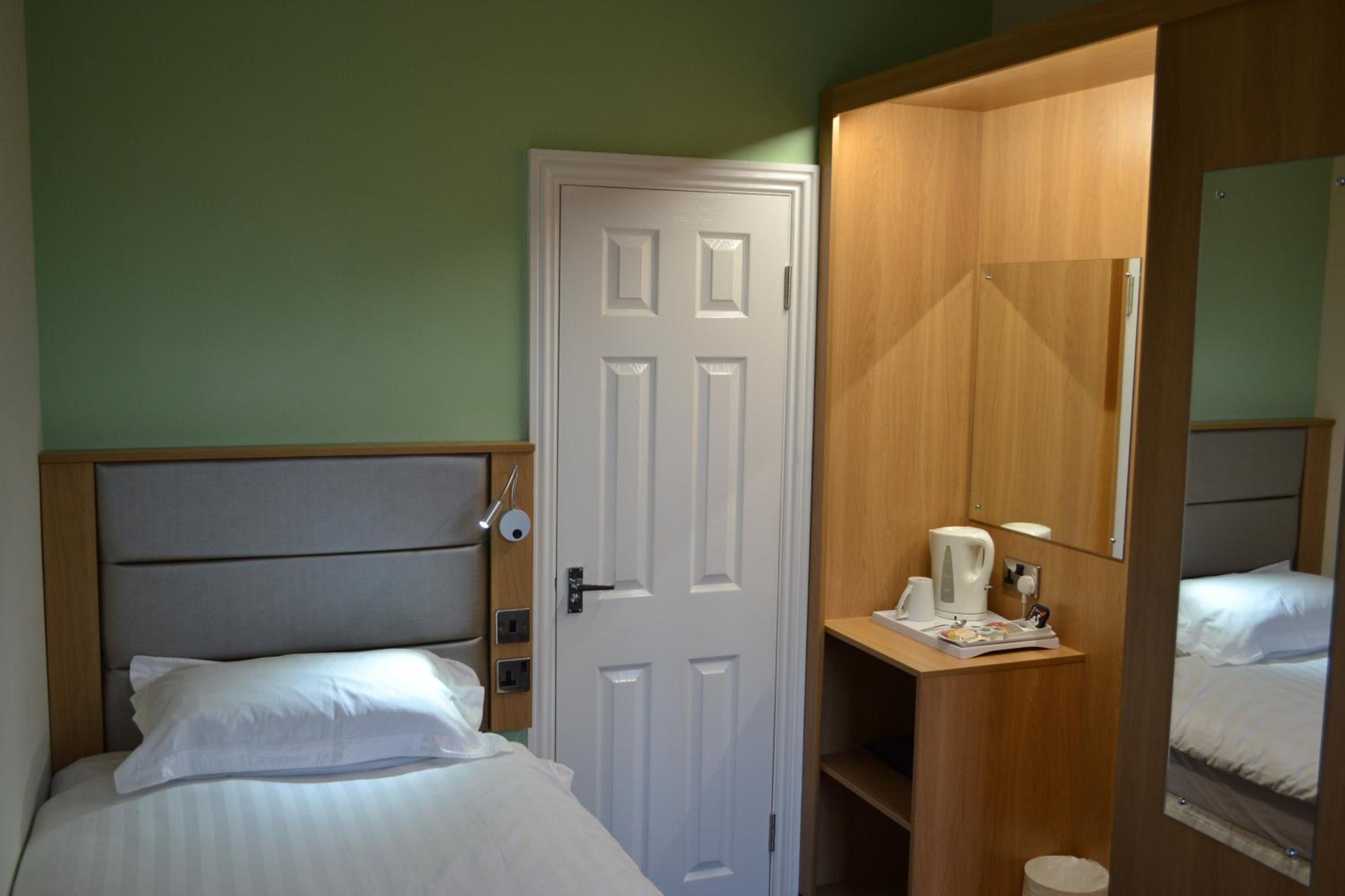 Single Room with Bathroom photo 3