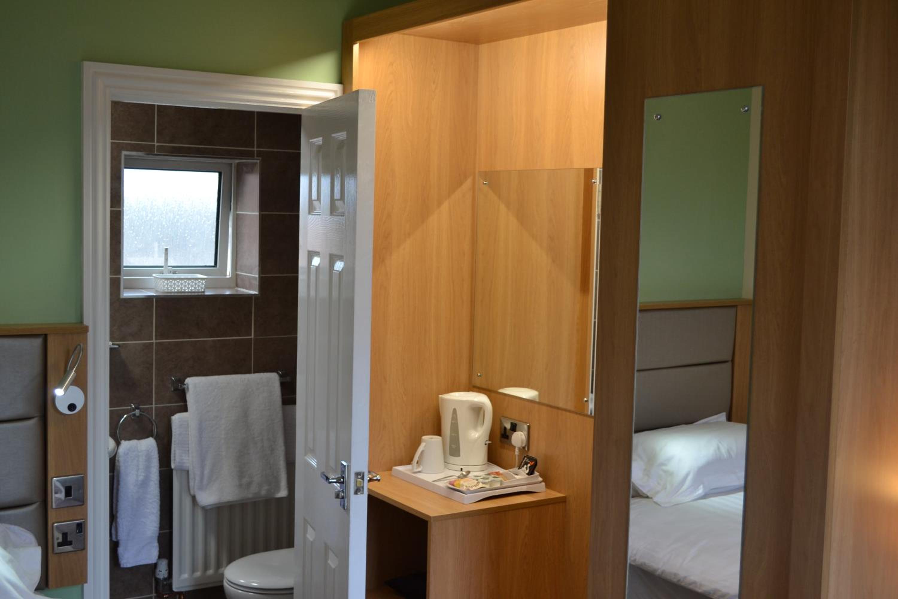 Single Room with Bathroom photo 2
