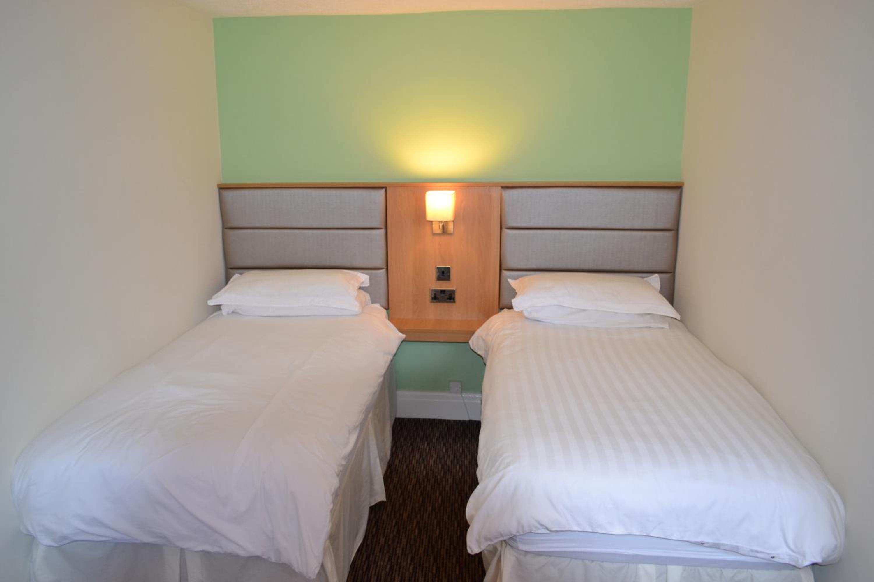 Twin Room with Bathroom photo 3