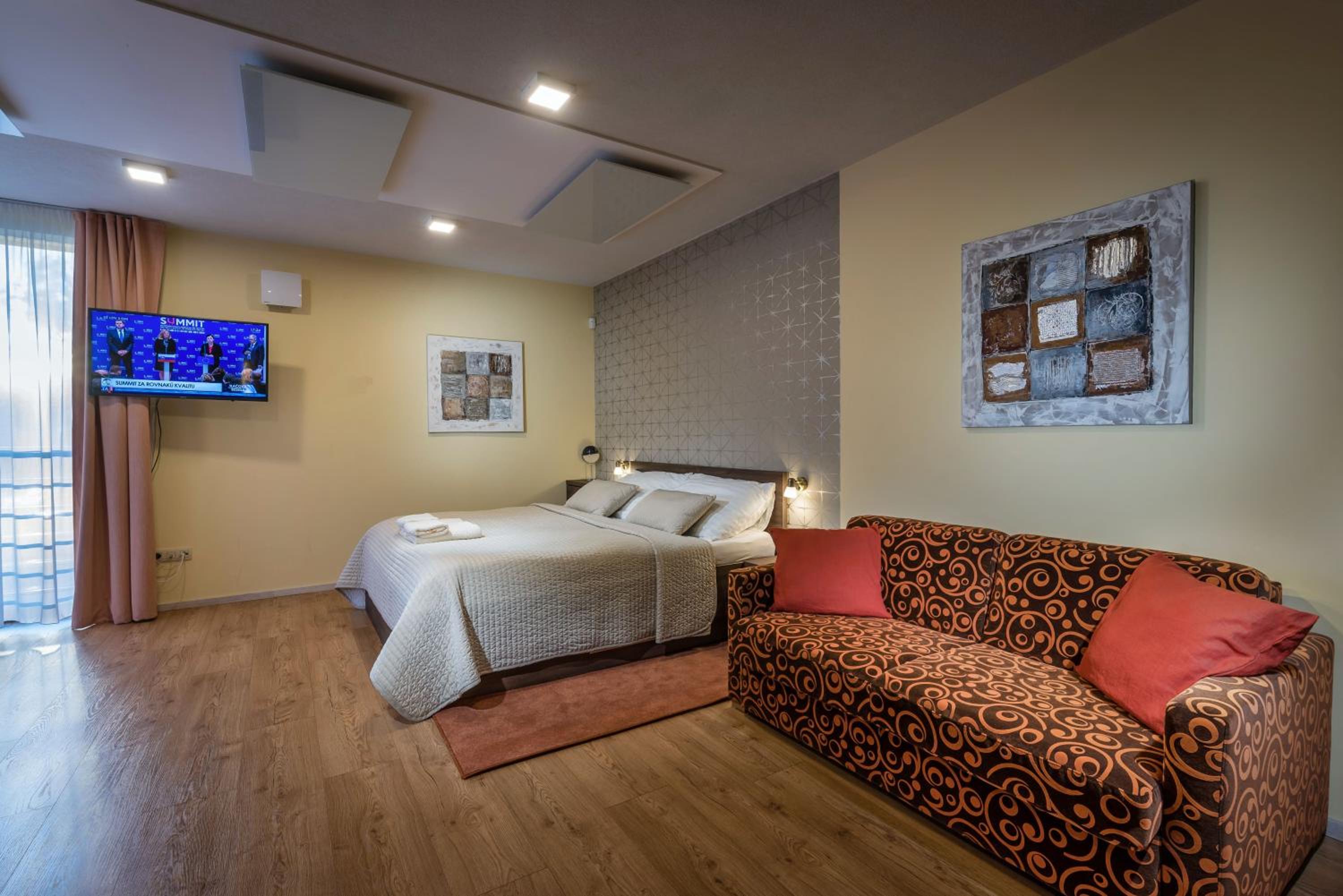 Studio Apartment - Photo 1