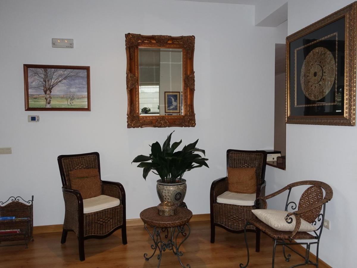 Five-Bedroom House photo 3
