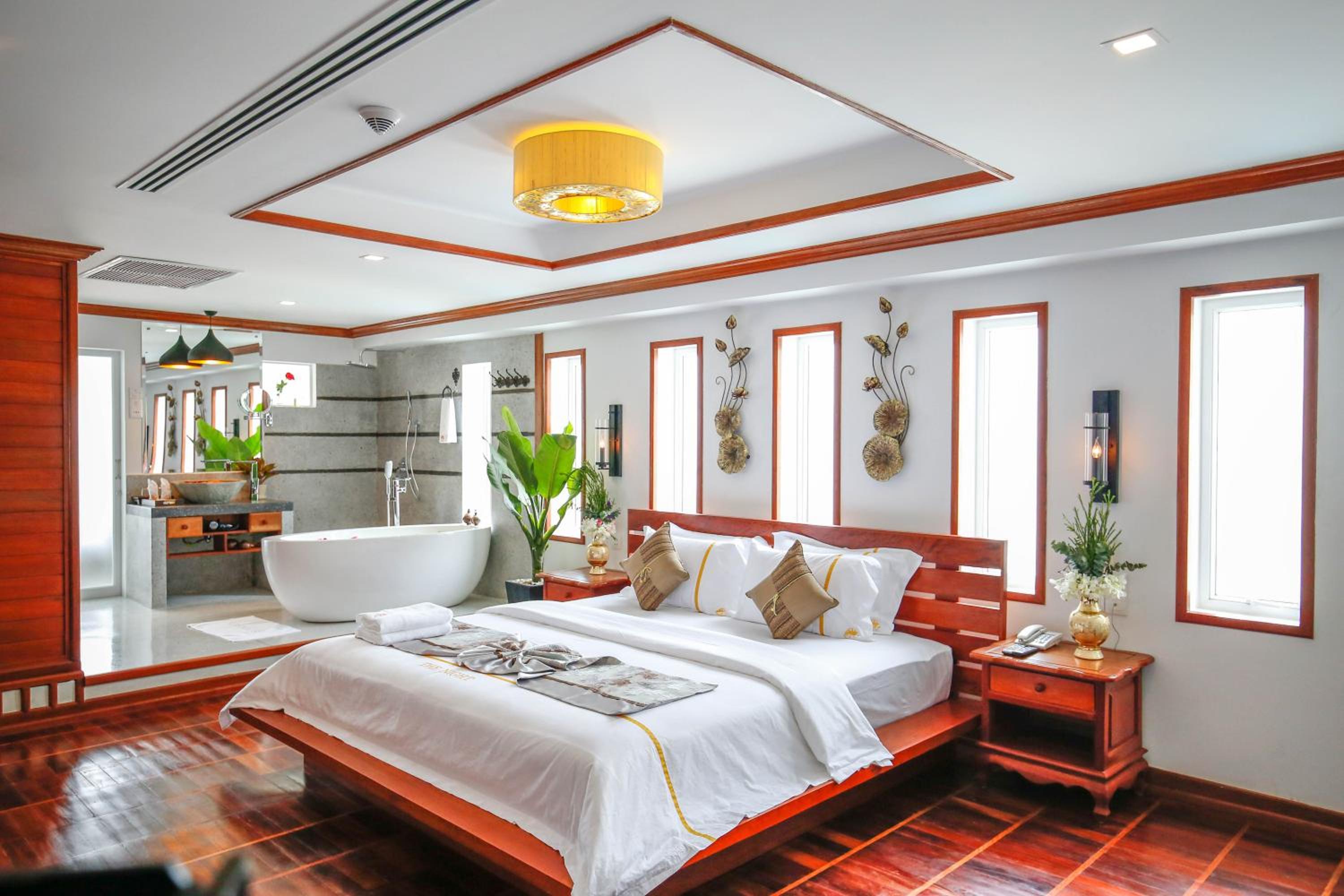 Junior Suite with Balcony Pool View photo 3