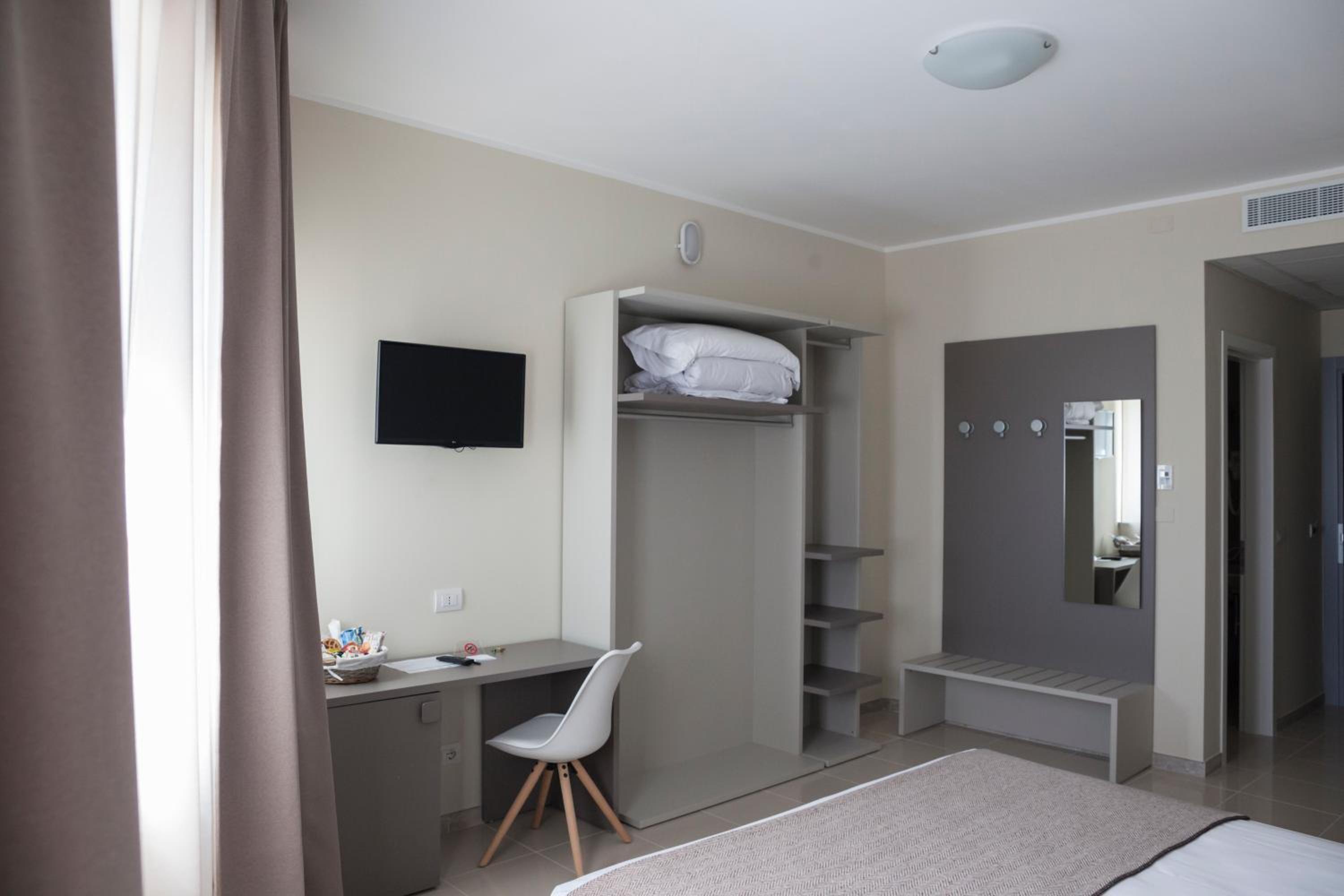 Double or Twin Room - Photo 4