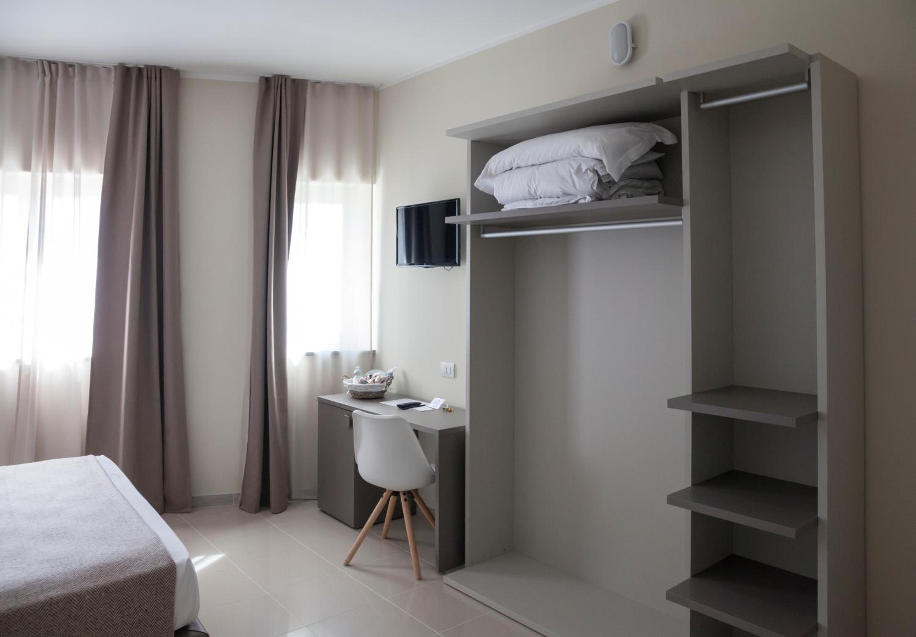 Double or Twin Room - Photo 11