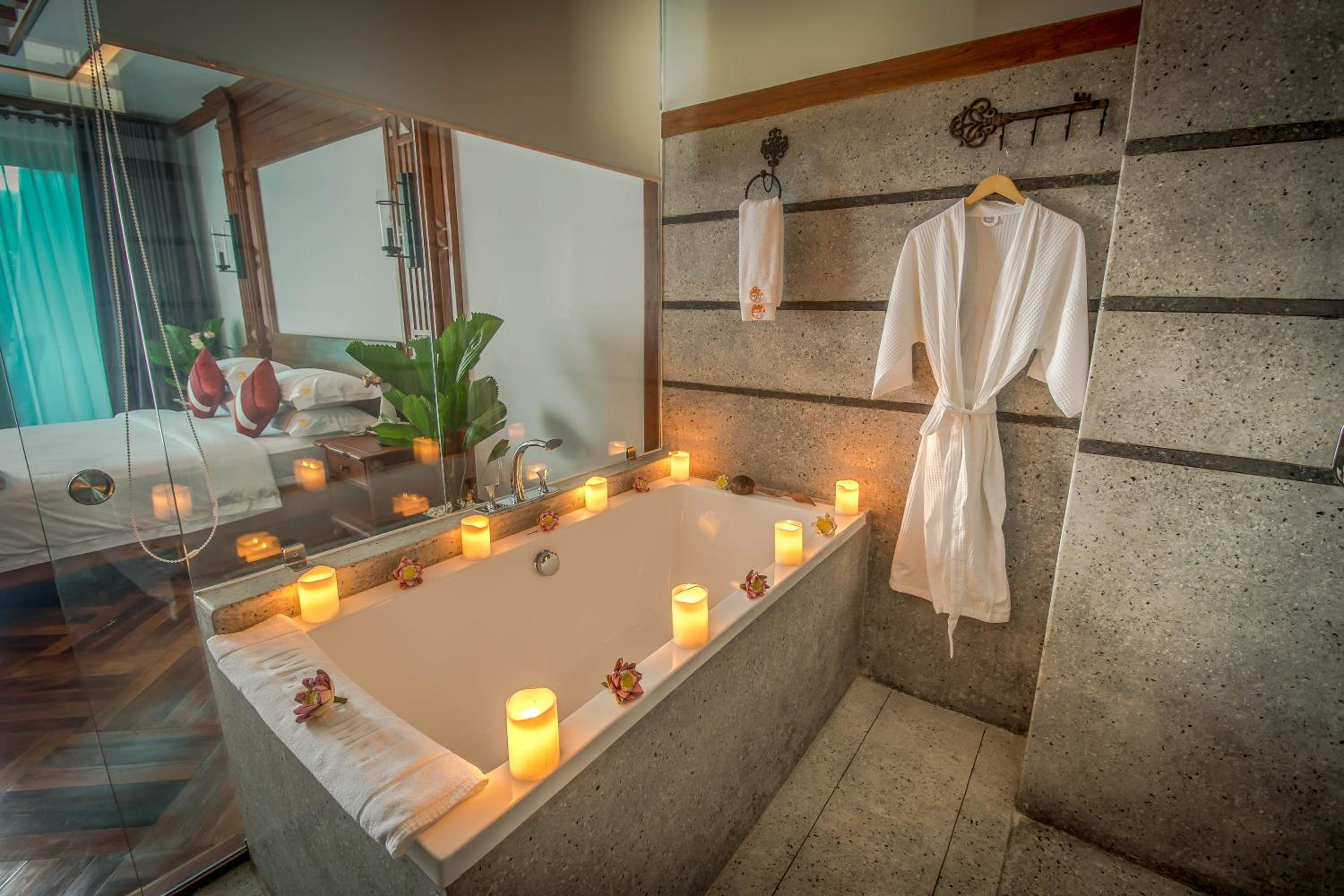 Deluxe King Room with Pool View photo 2