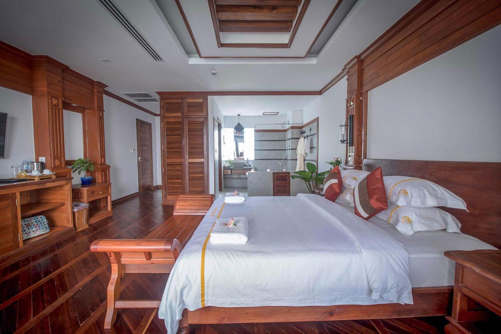 Deluxe King Room with Pool View photo 1