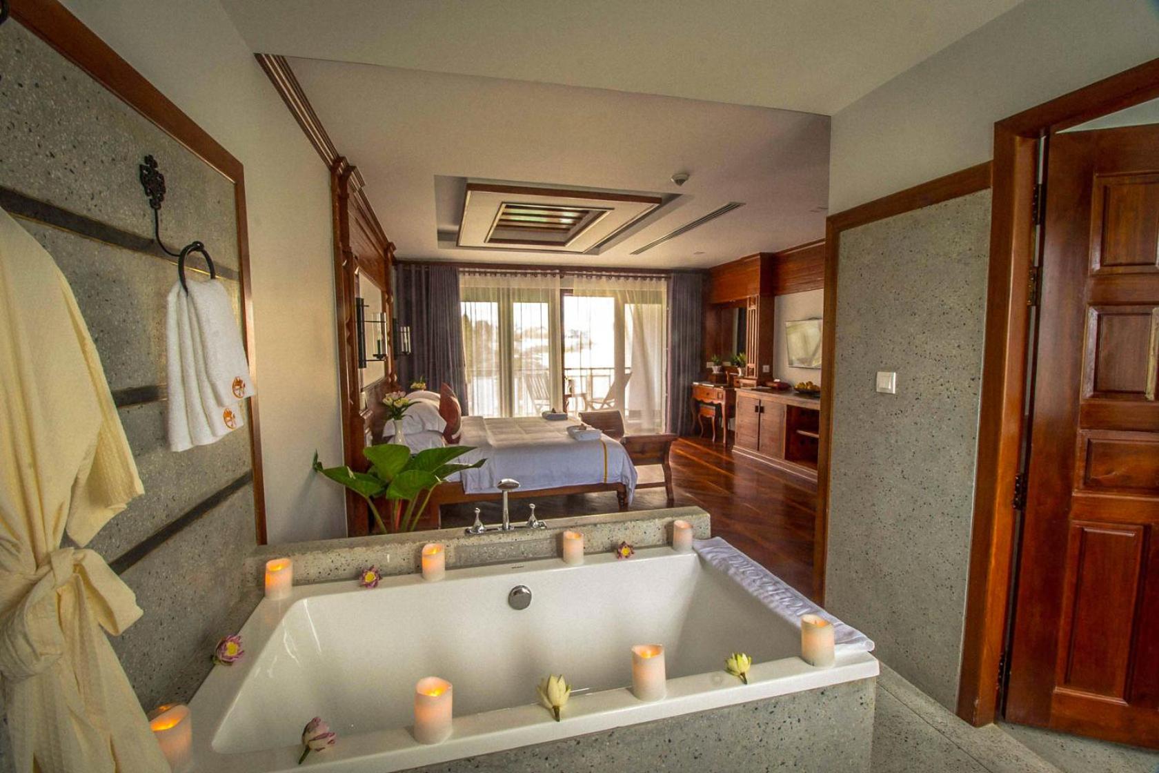 Deluxe King Room with Pool View photo 3