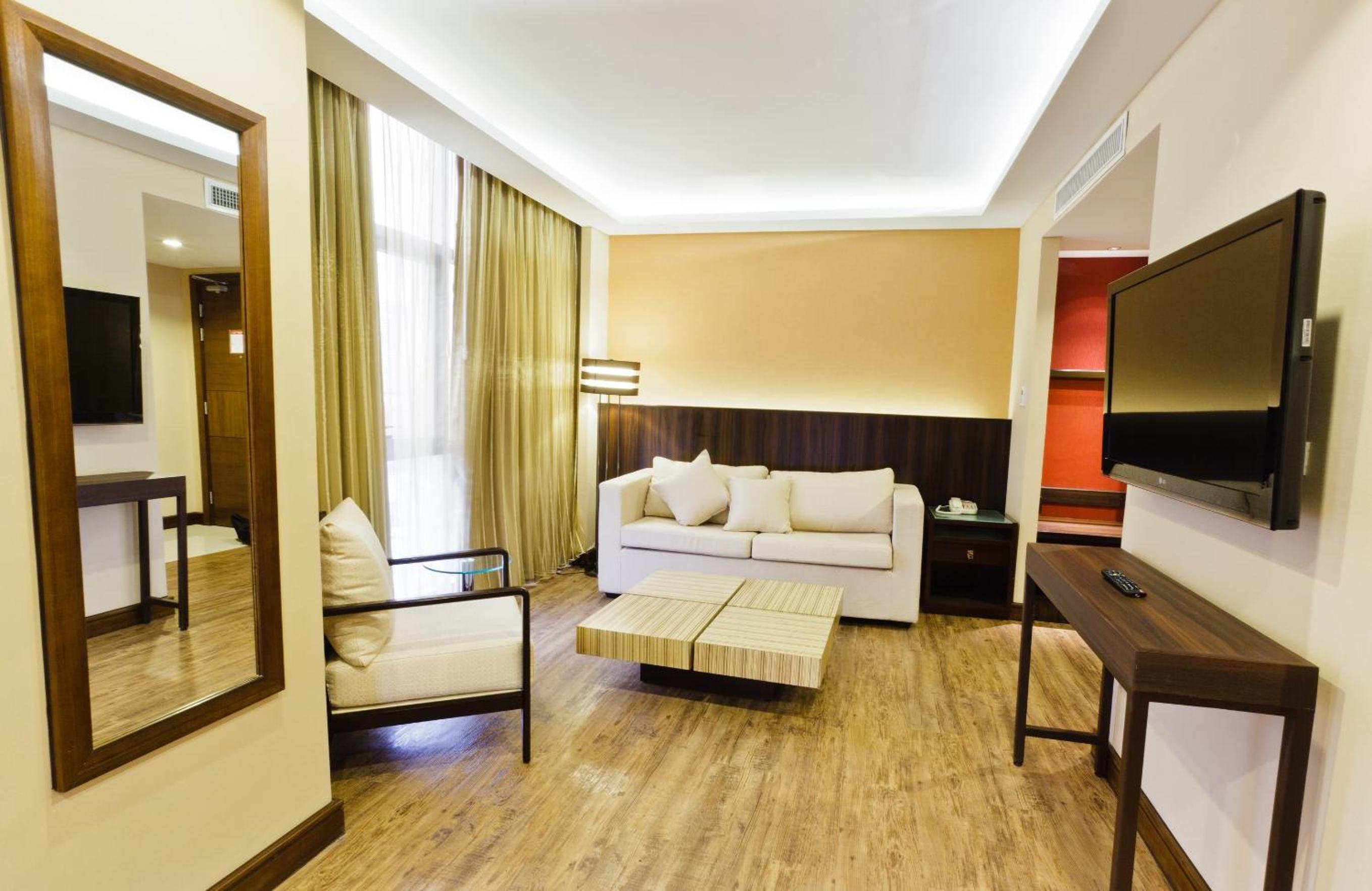 One-Bedroom Suite - Photo 4