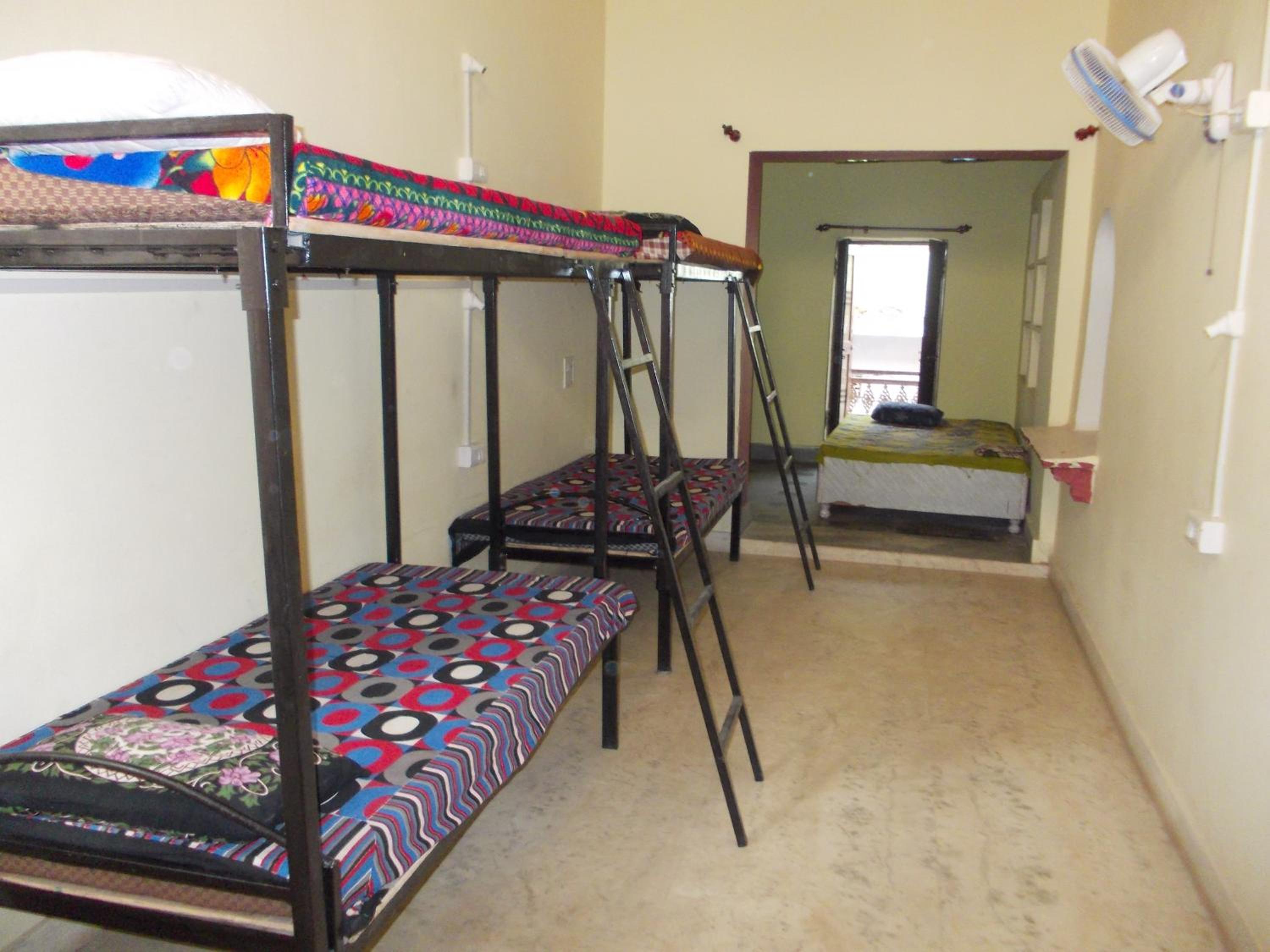 6-Bed Mixed Dormitory Room photo 1