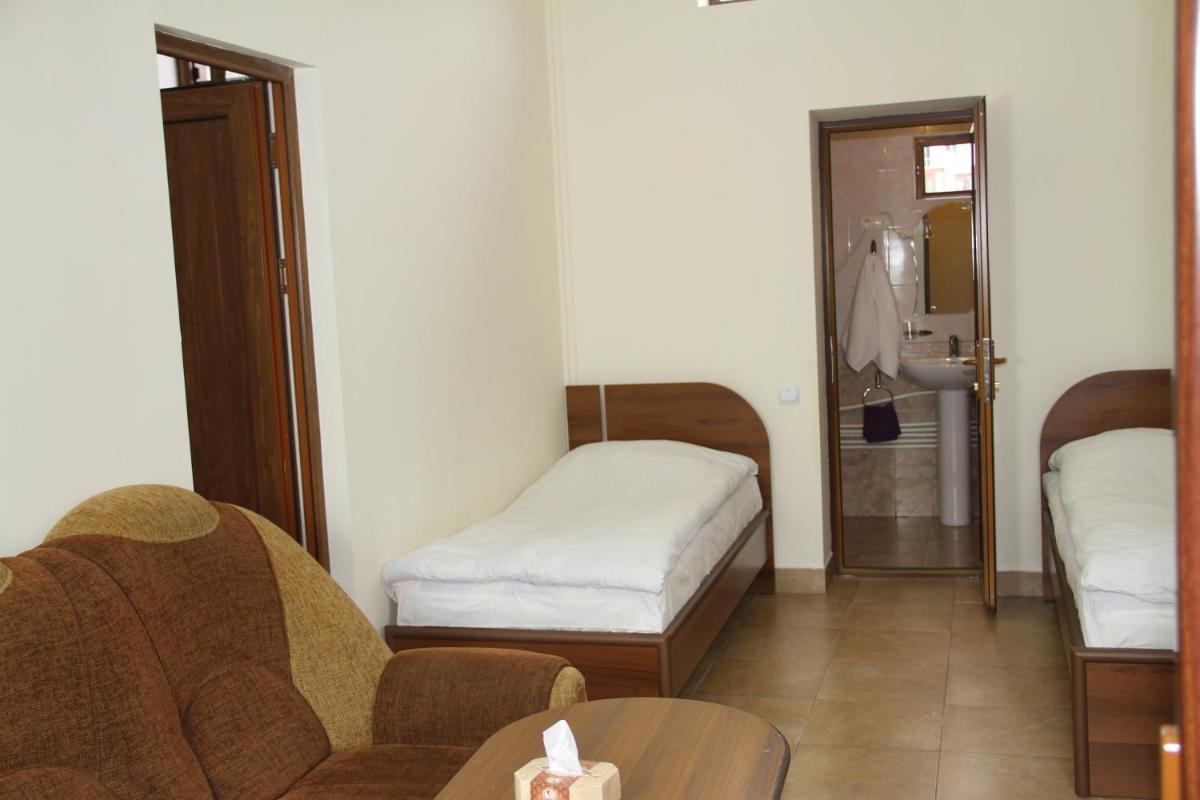 Family Room with Private Bathroom photo 2
