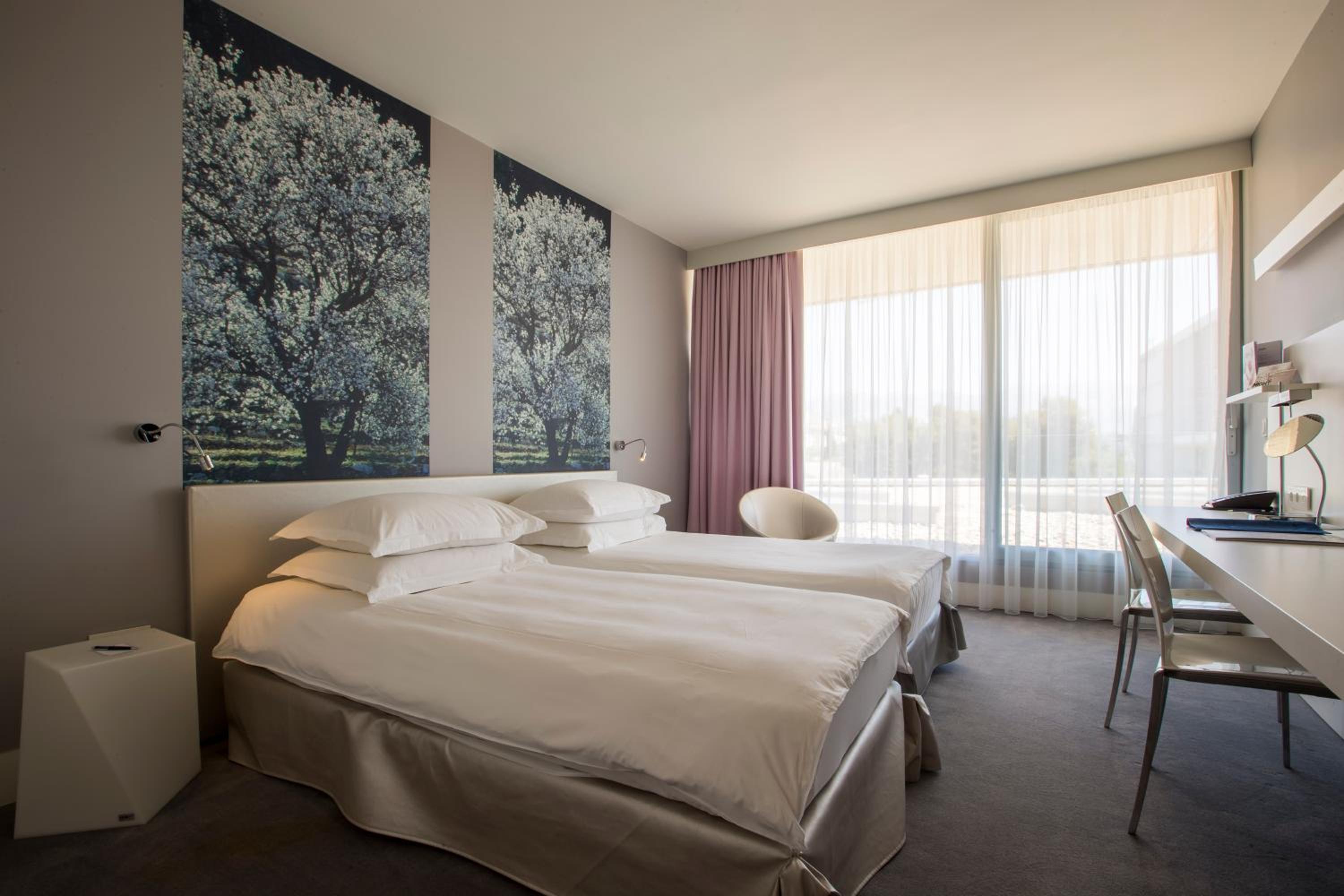 Superior Room with City View - Photo 2