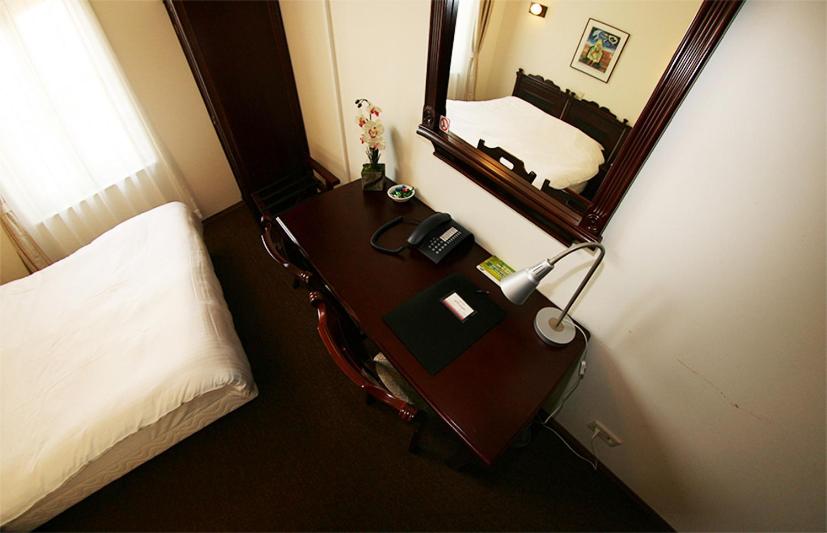 Standard Double or Twin Room - Photo 8