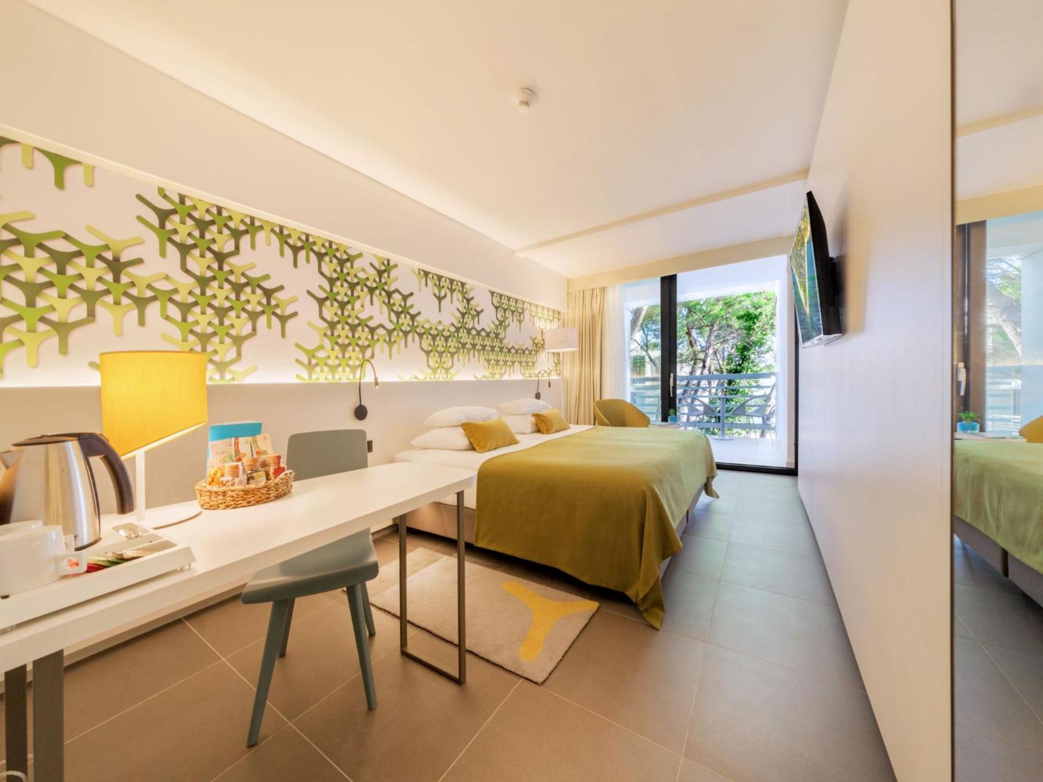 Standard Double Room with Balcony - Photo 2