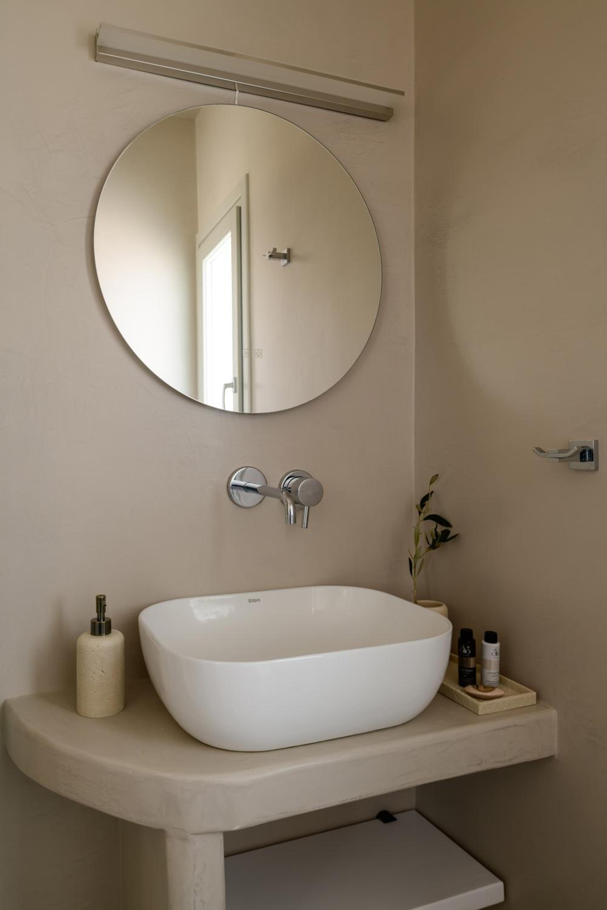 Junior Suite with Pool View photo 3