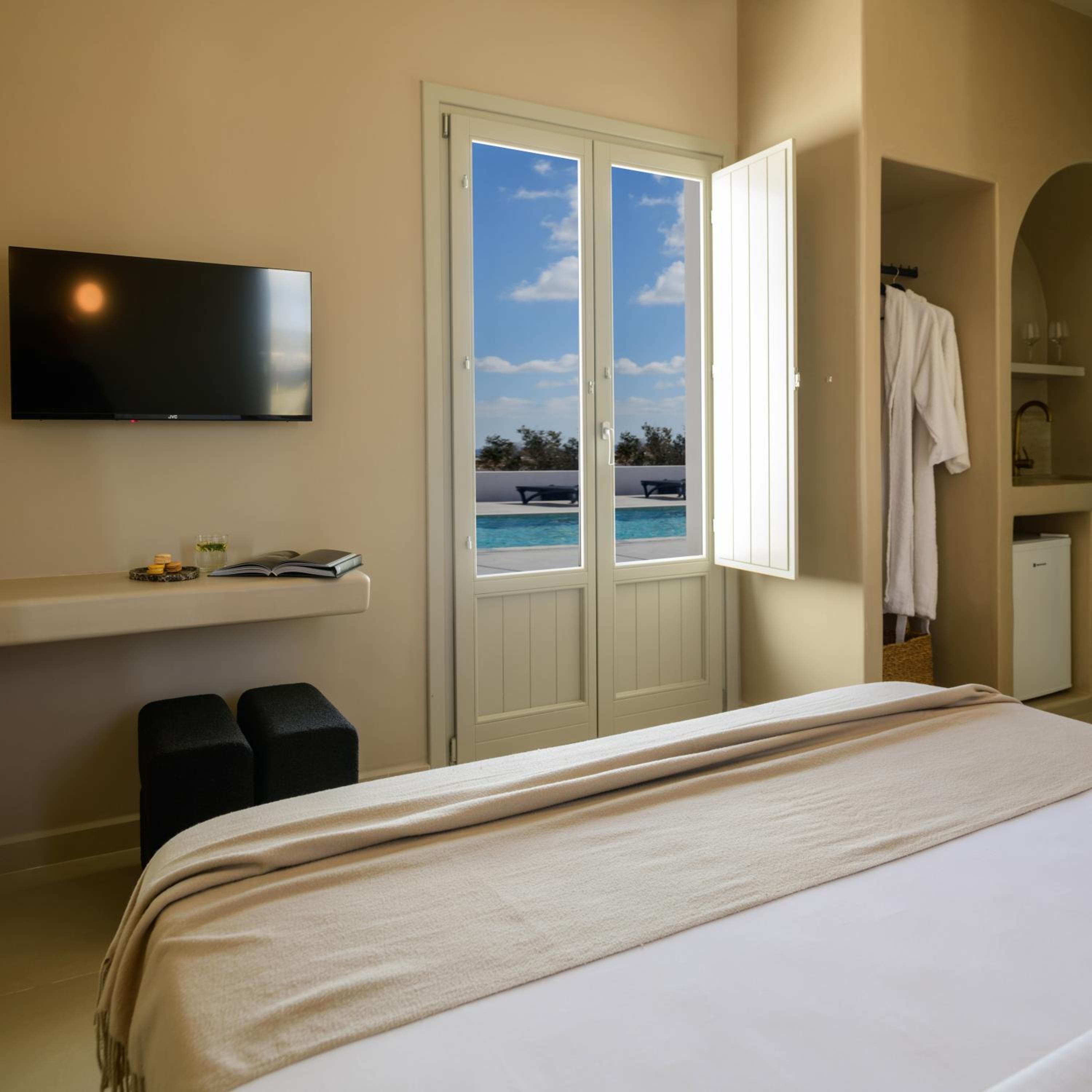 Junior Suite with Pool View photo 1