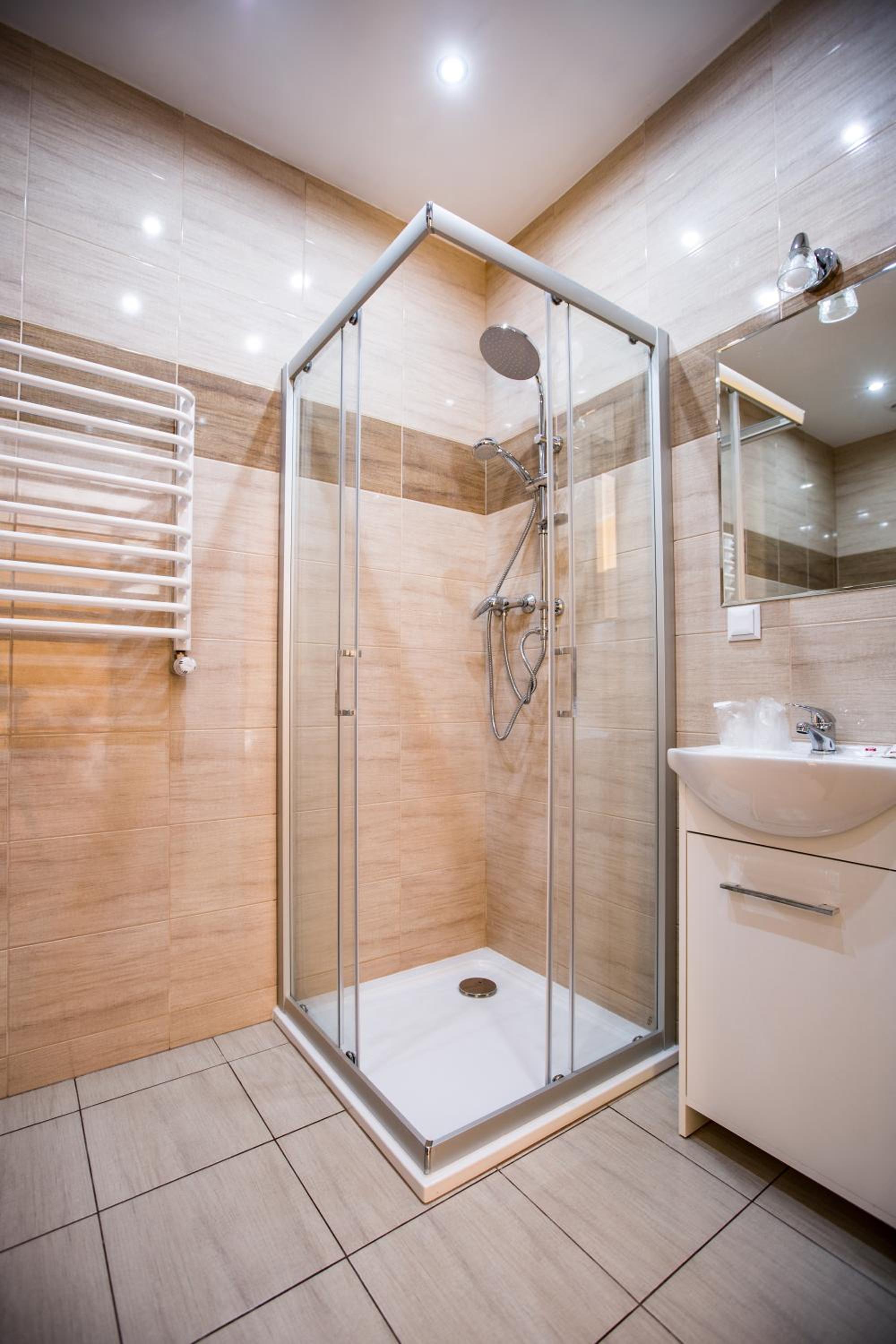 Large Double Room - Photo 3