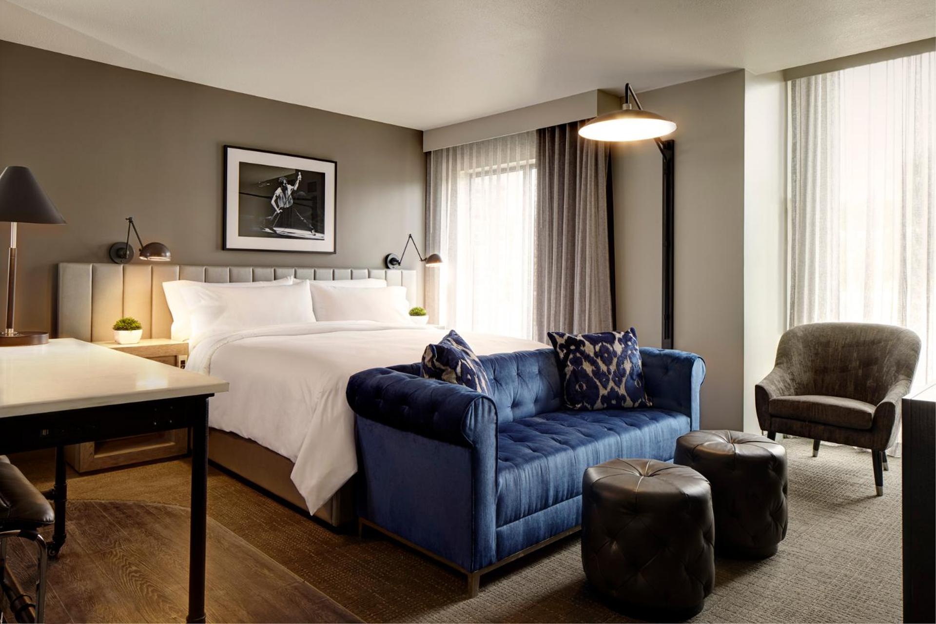 Deluxe King Mobility-Accessible Studio Suite With Tub photo 1