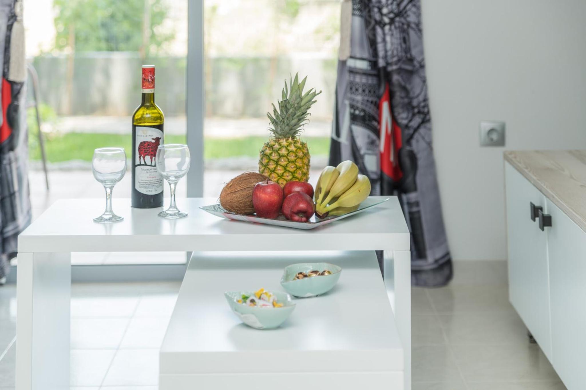 One-Bedroom Apartment with Private Garden photo 2