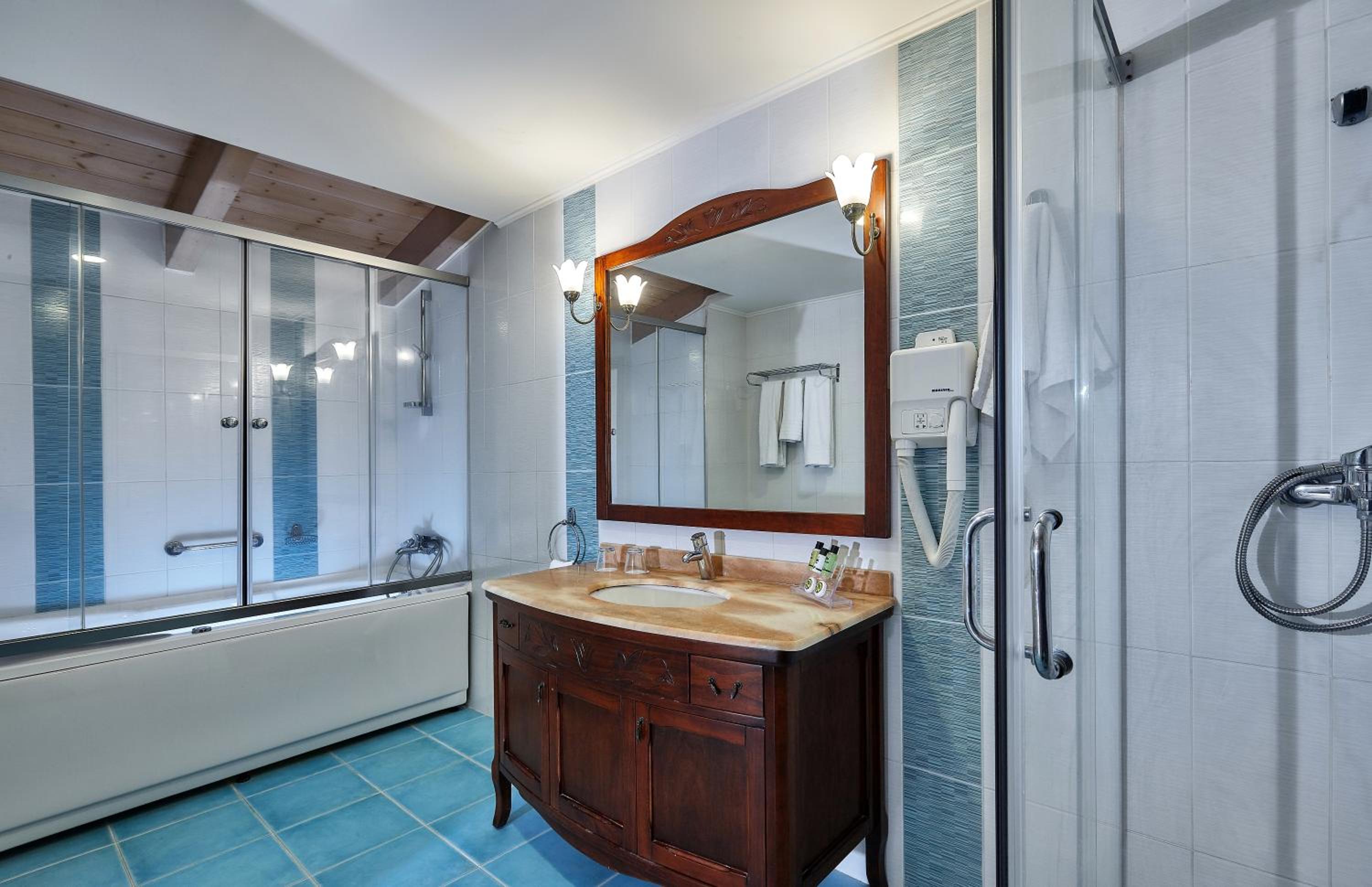 Suite (2-4 Adults) photo 3