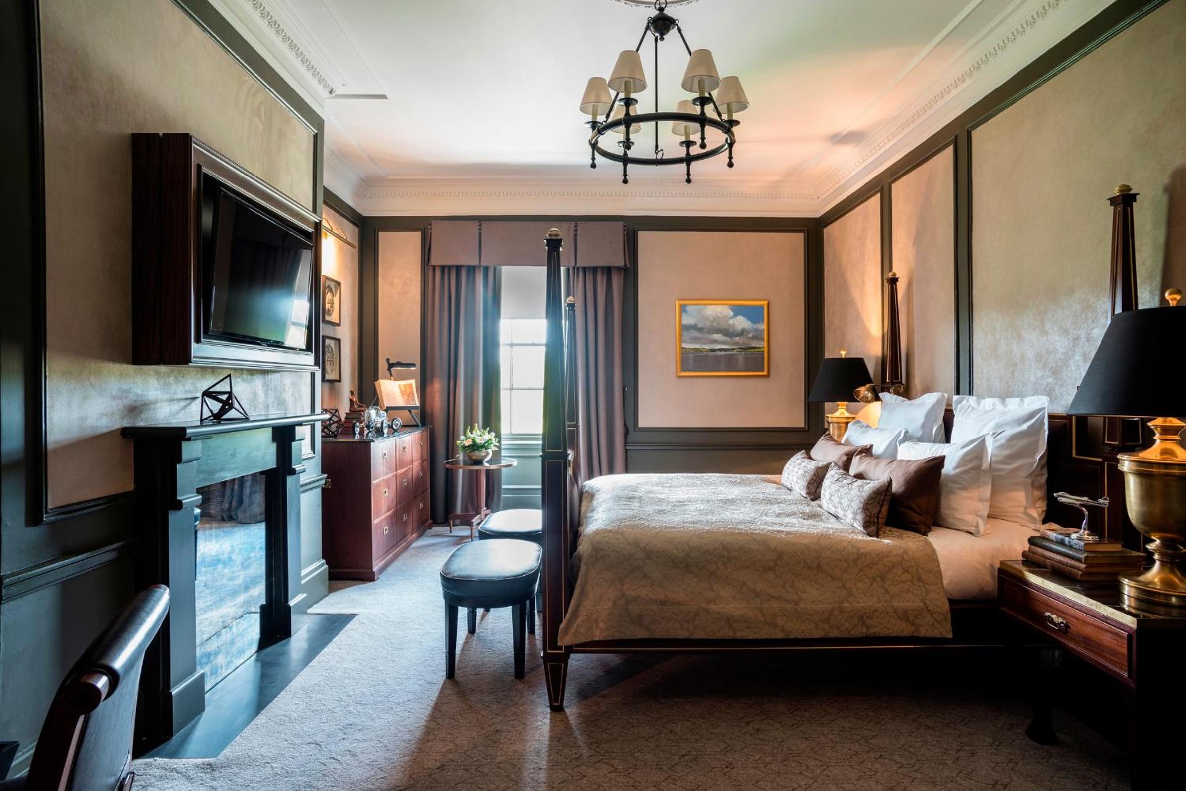 Deluxe Suite with View - Photo 2