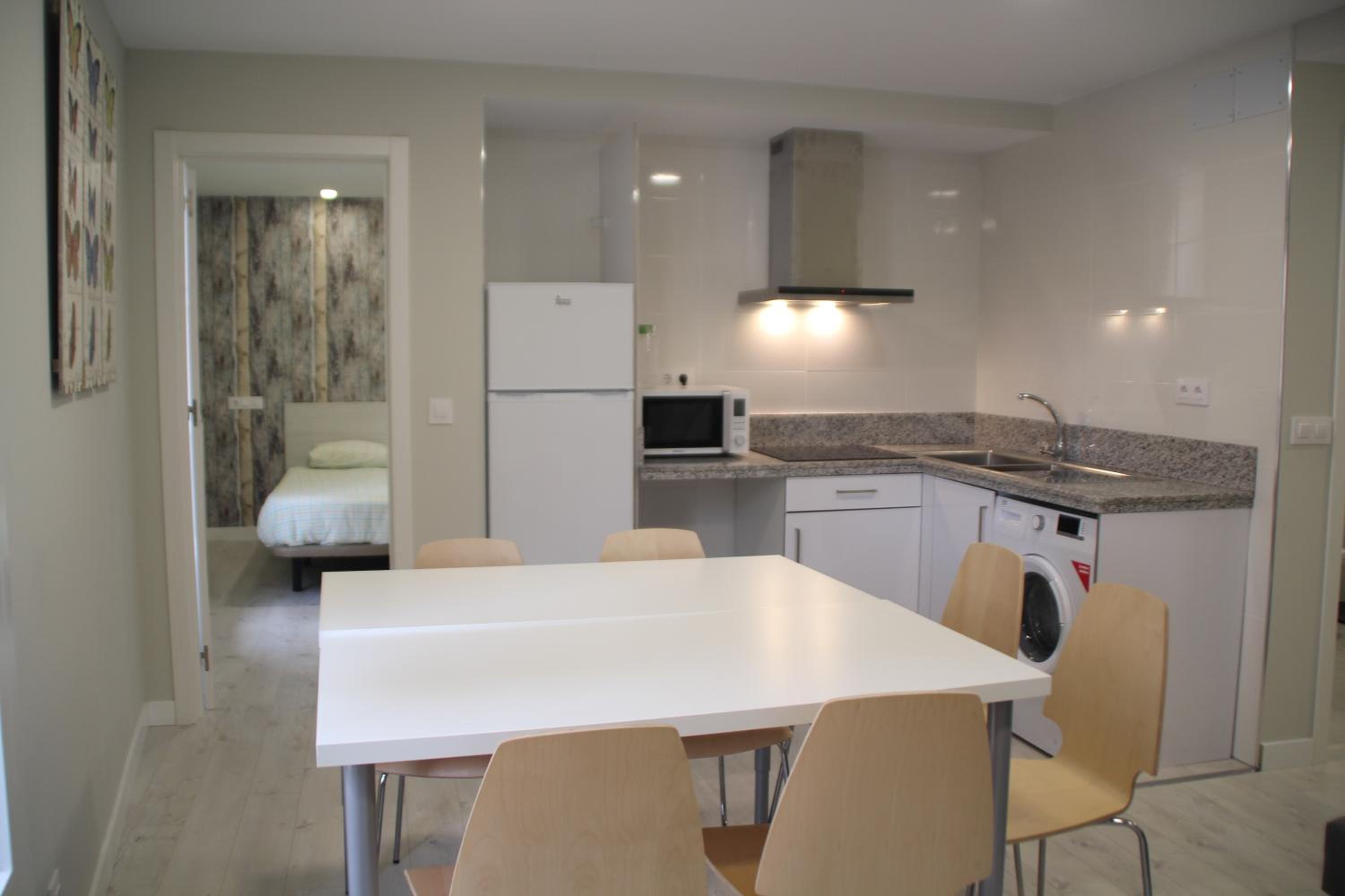 Three-Bedroom Apartment with 2 Bathrooms - Photo 16