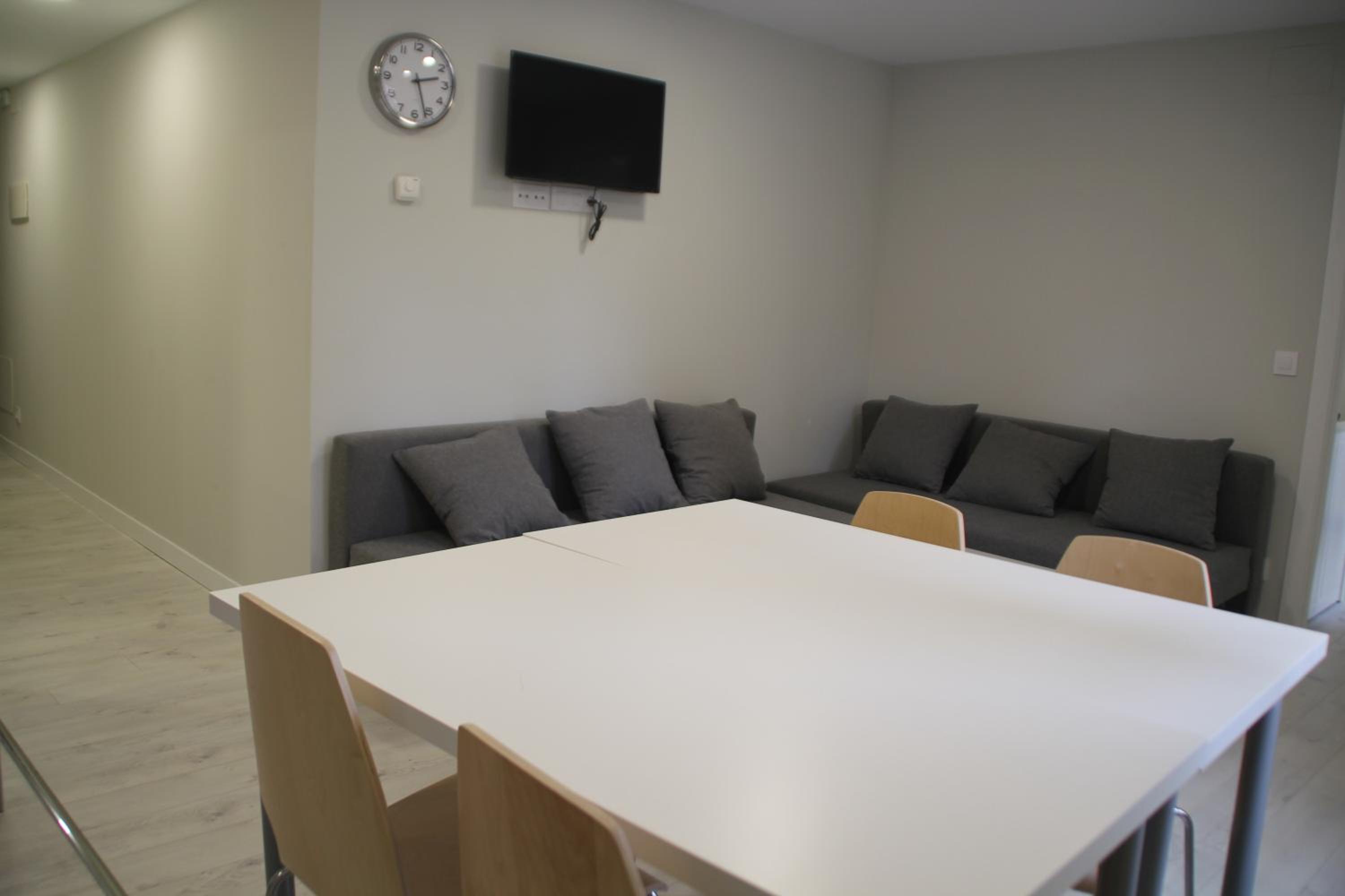 Three-Bedroom Apartment with 2 Bathrooms - Photo 12