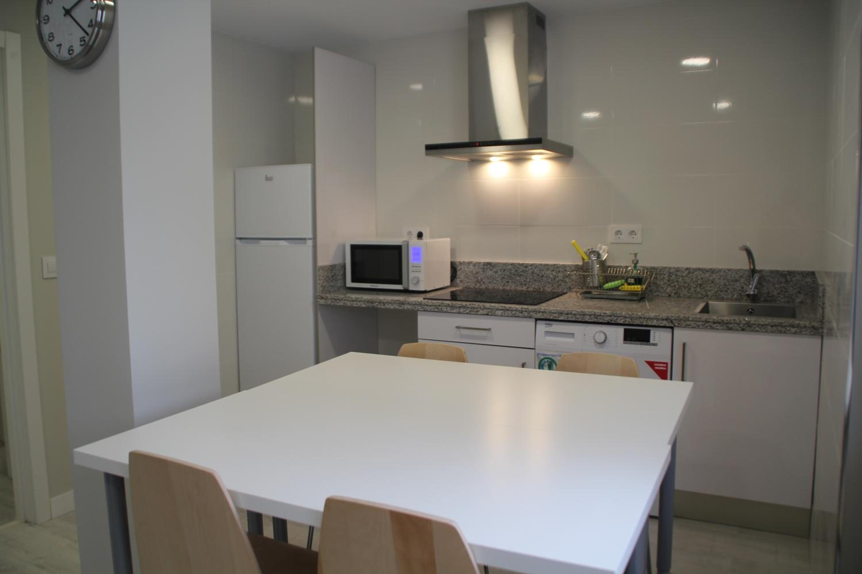 Three-Bedroom Apartment with 2 Bathrooms - Photo 14