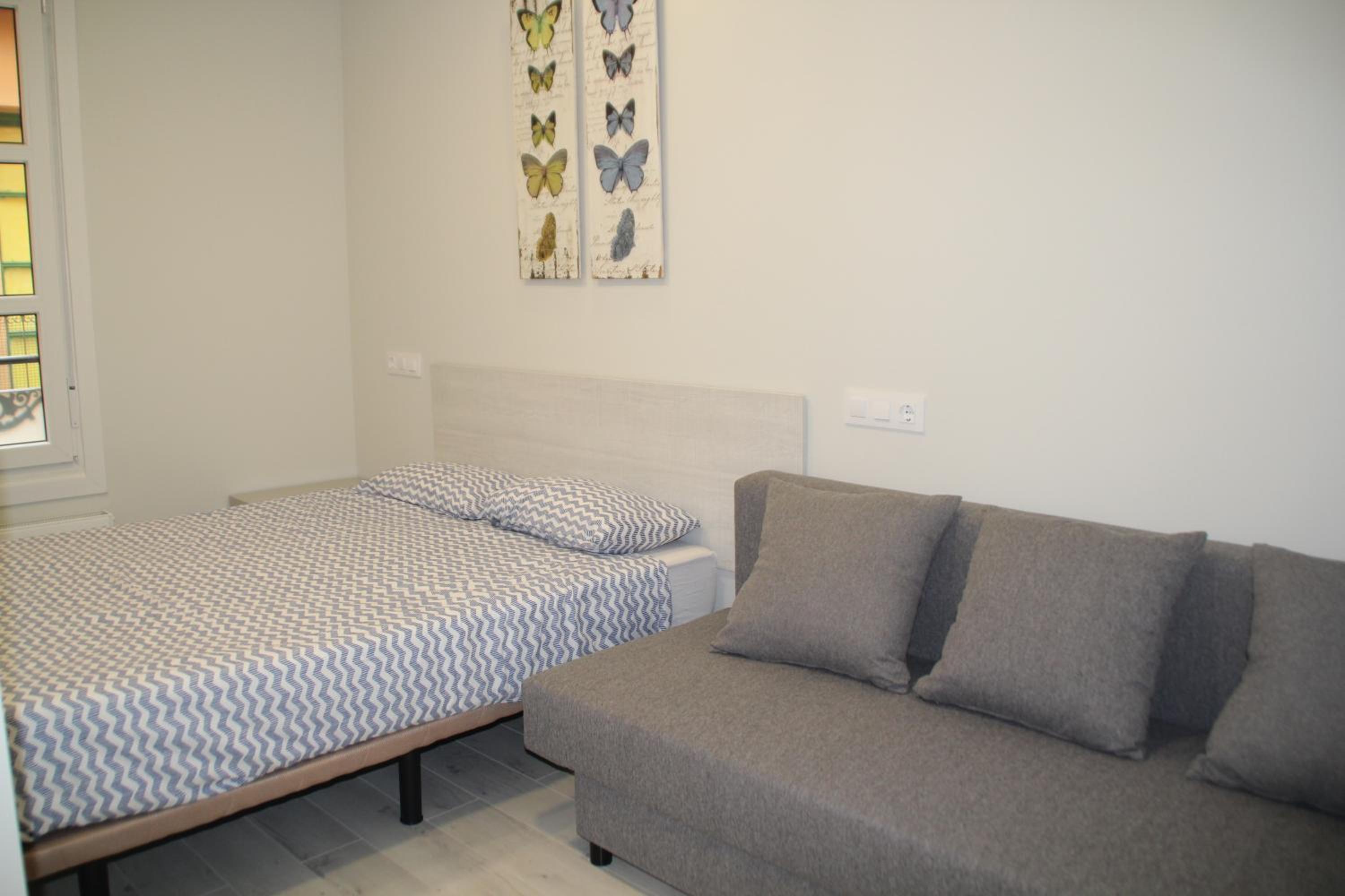Three-Bedroom Apartment with 2 Bathrooms - Photo 2