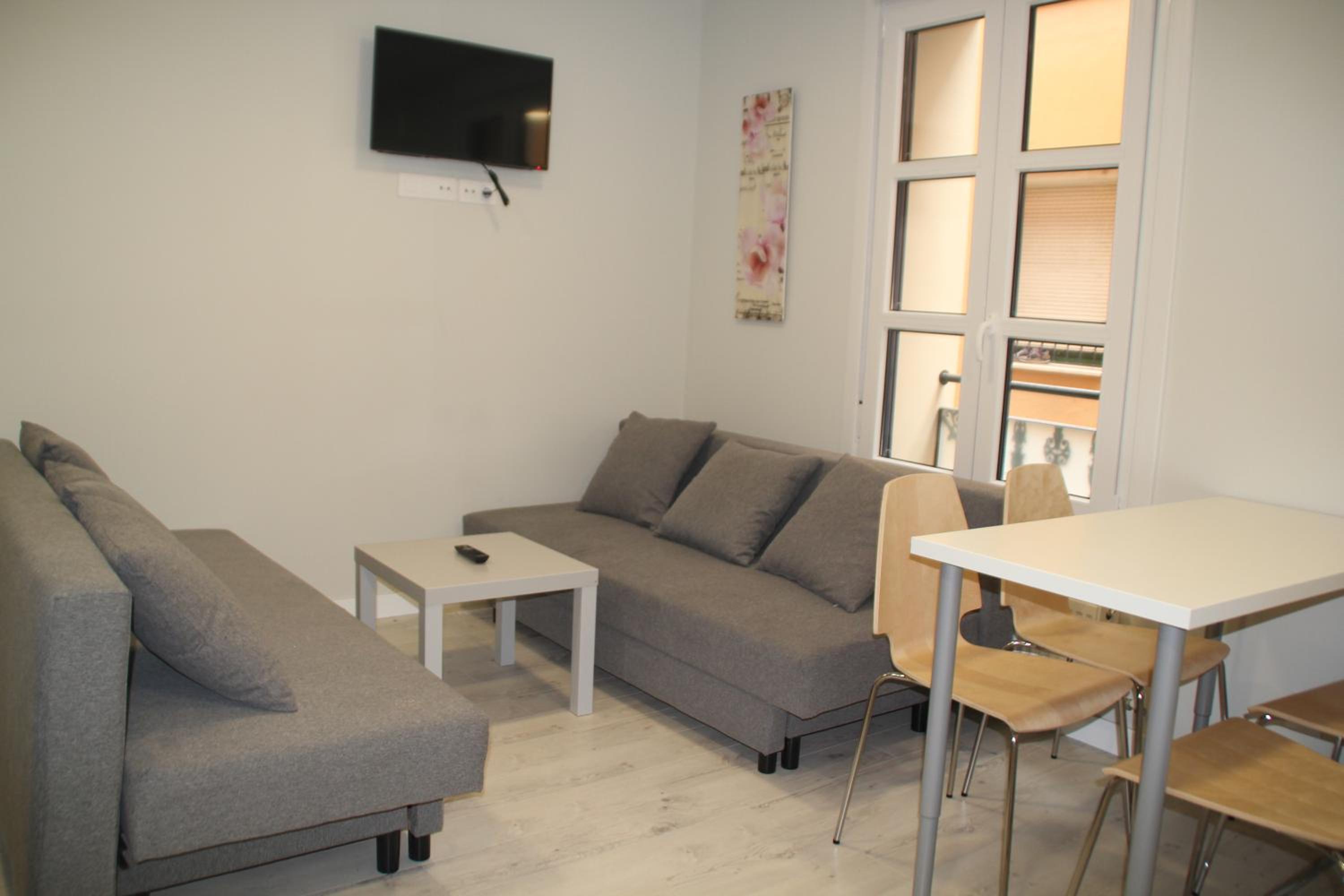 Three-Bedroom Apartment with 2 Bathrooms - Photo 3