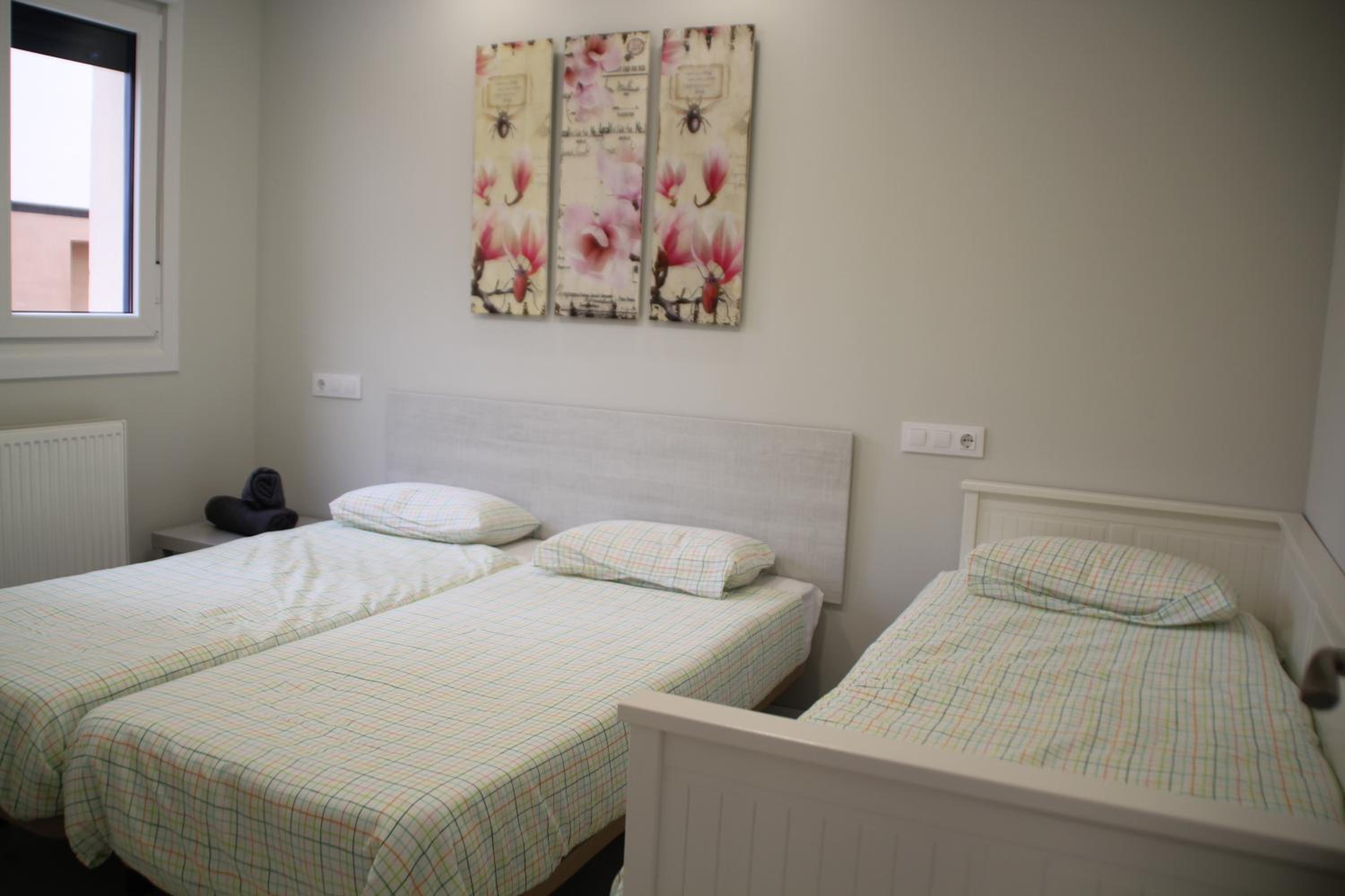 Three-Bedroom Apartment with 2 Bathrooms - Photo 4