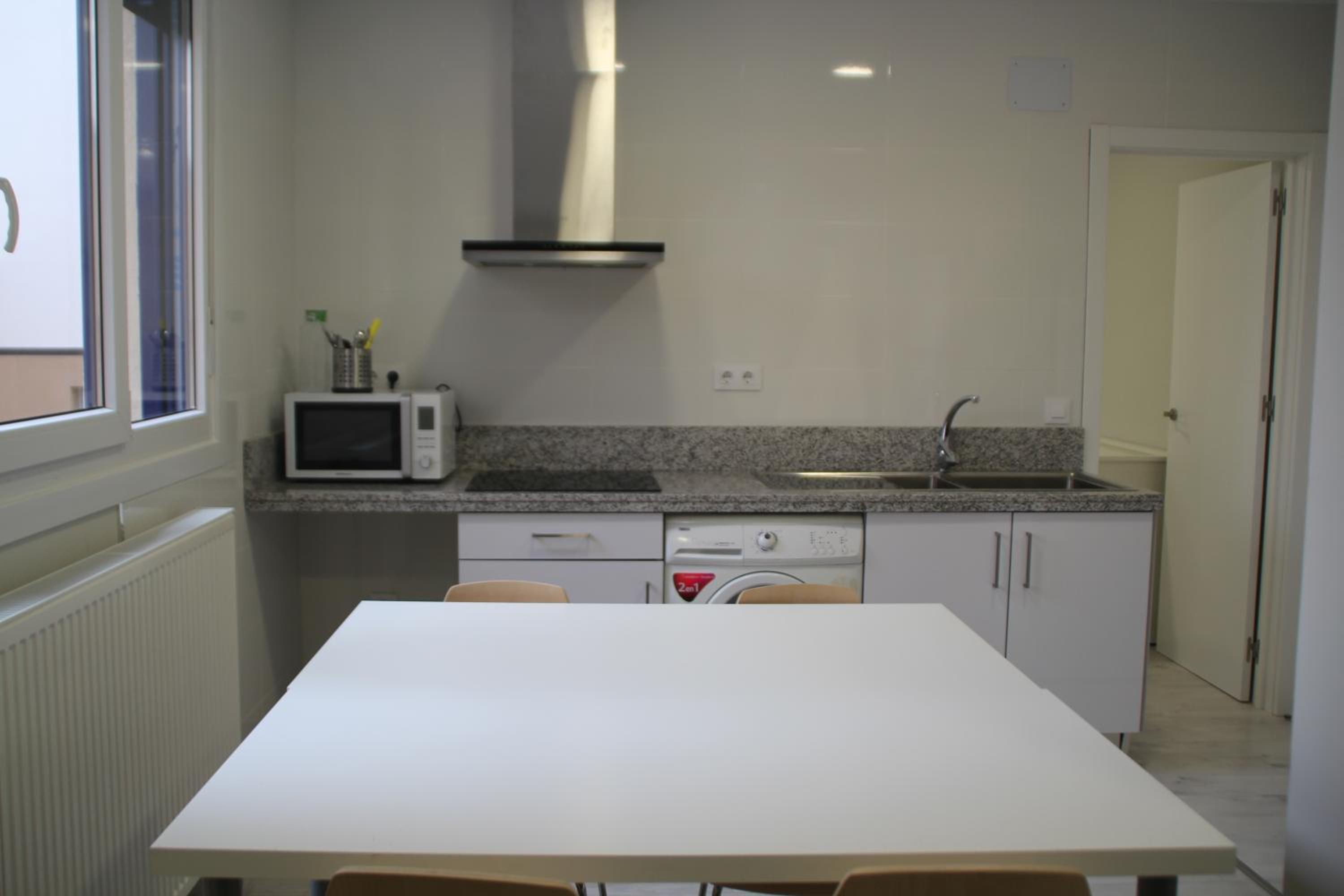 Three-Bedroom Apartment with 2 Bathrooms - Photo 11