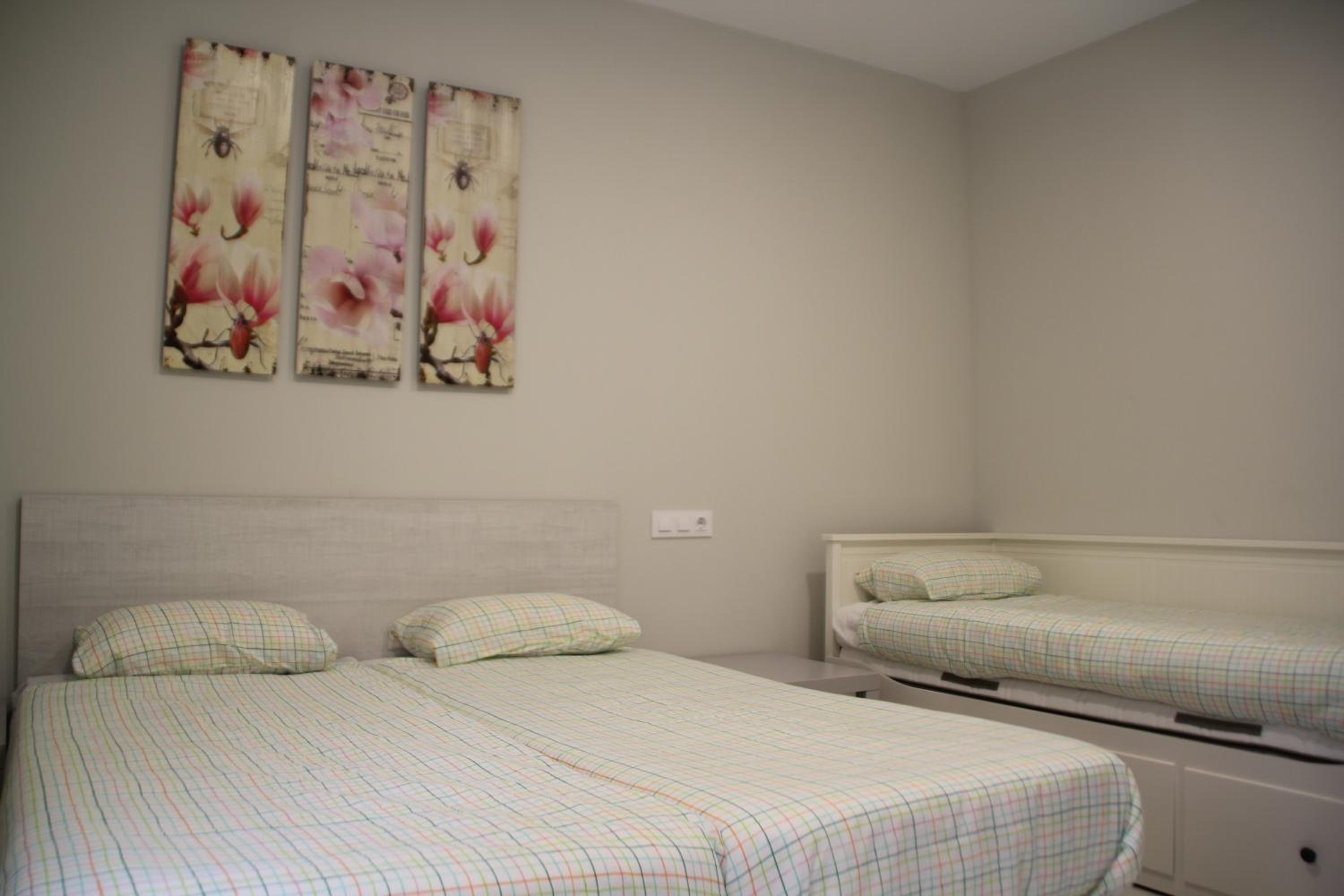 Three-Bedroom Apartment with 2 Bathrooms - Photo 10
