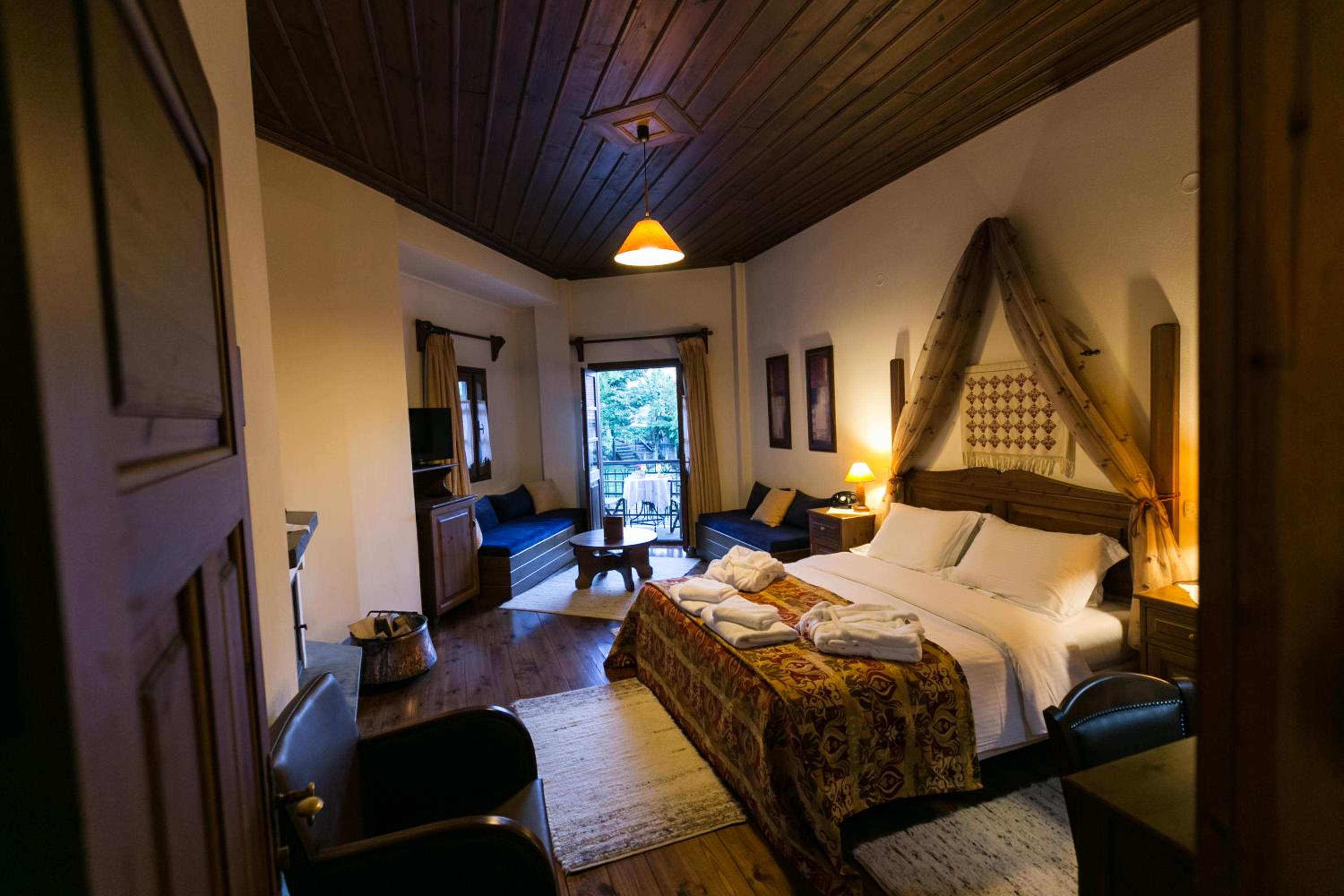 Junior Suite with Spa Bath and Fireplace photo 3