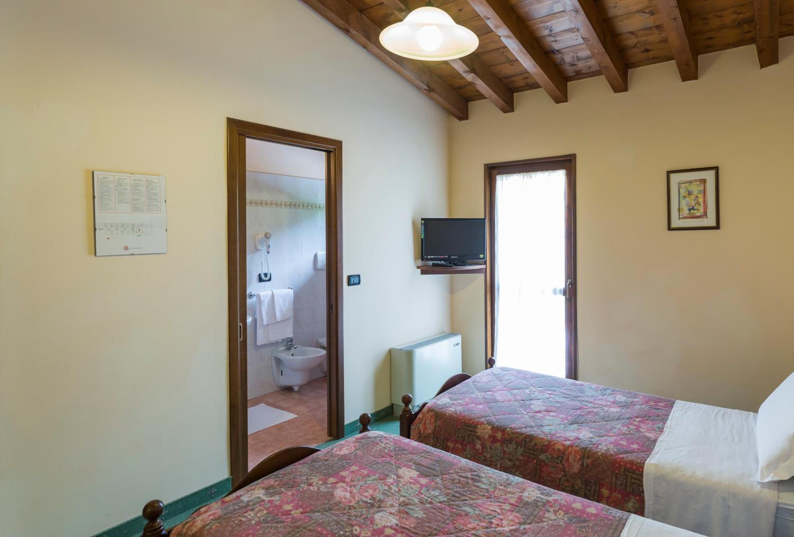 Classic Twin Room - Photo 5