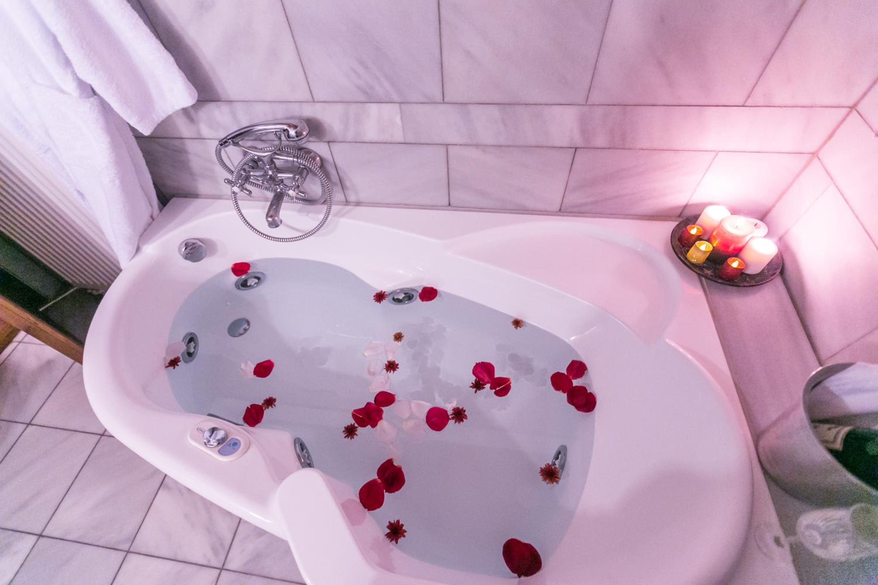 Junior Suite with Spa Bath and Fireplace photo 3