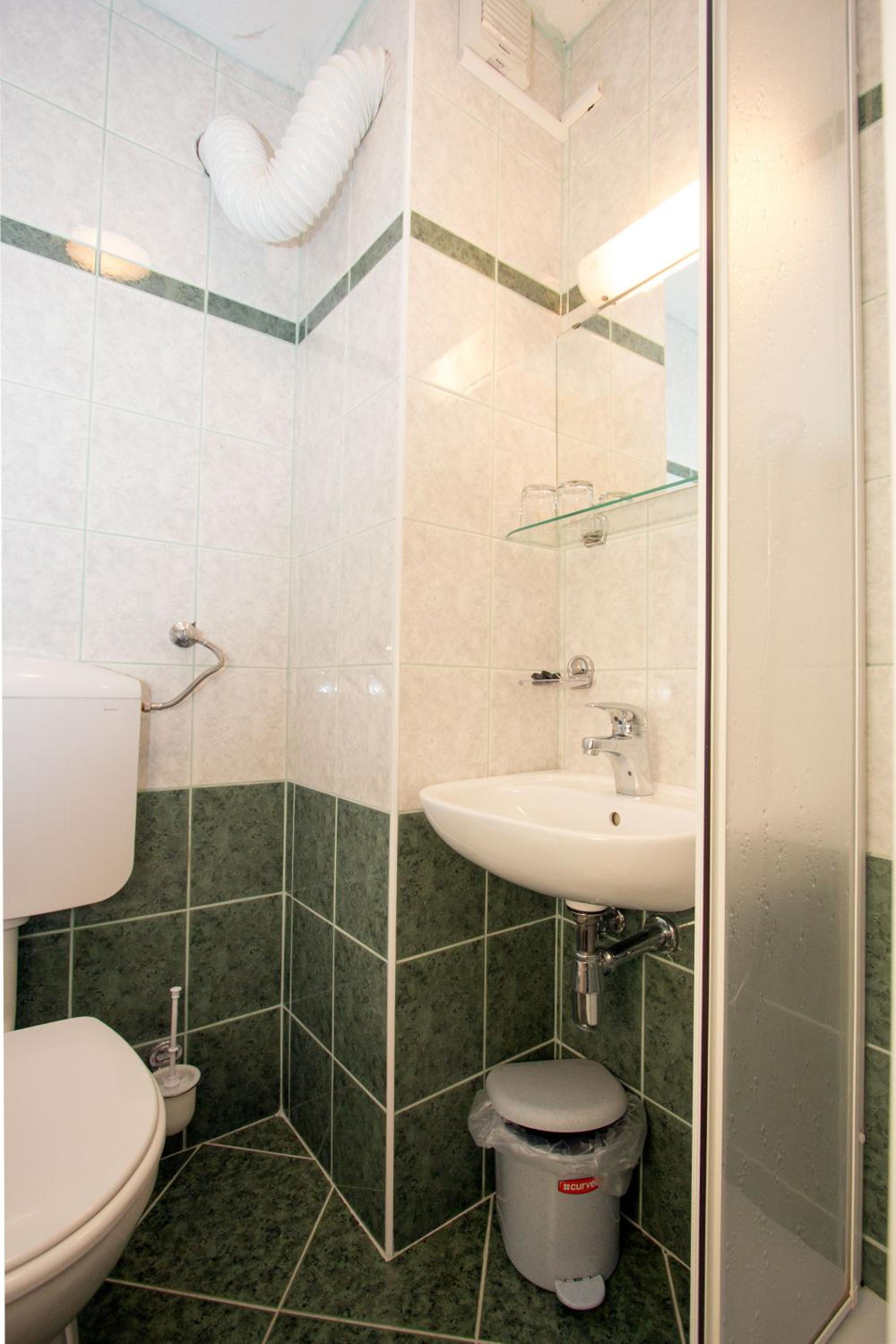 Double Room with Private Bathroom - Photo 2