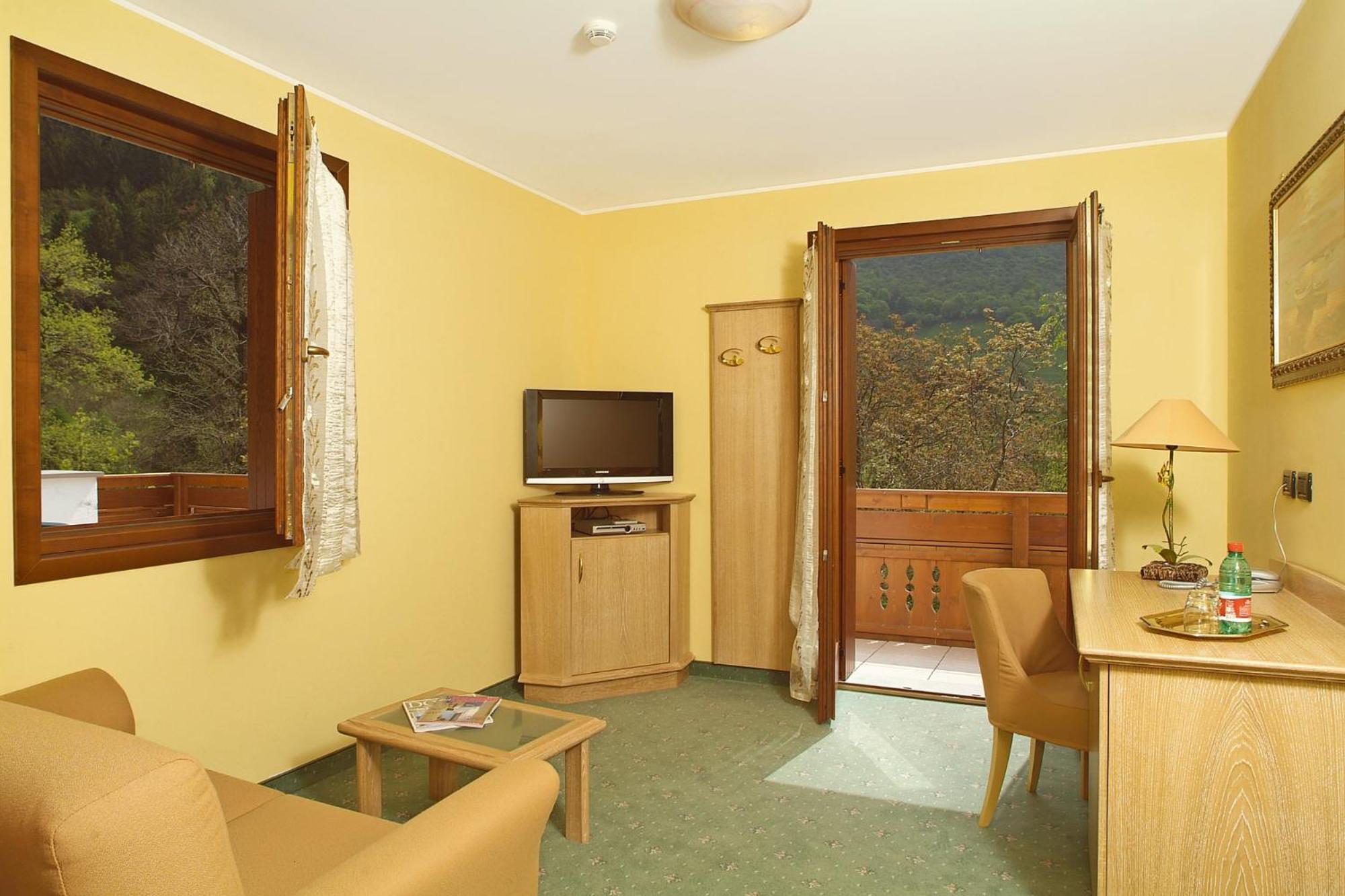 Suite with Spa Bath - Photo 1