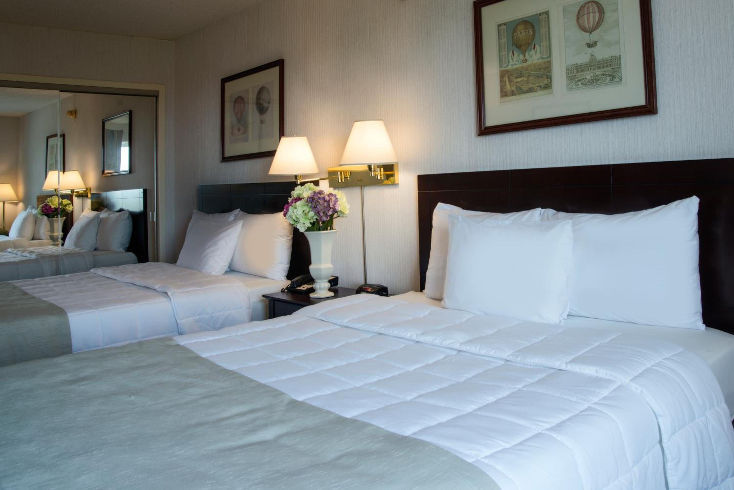 Queen Room with Two Queen Beds - Non-Smoking - Photo 3