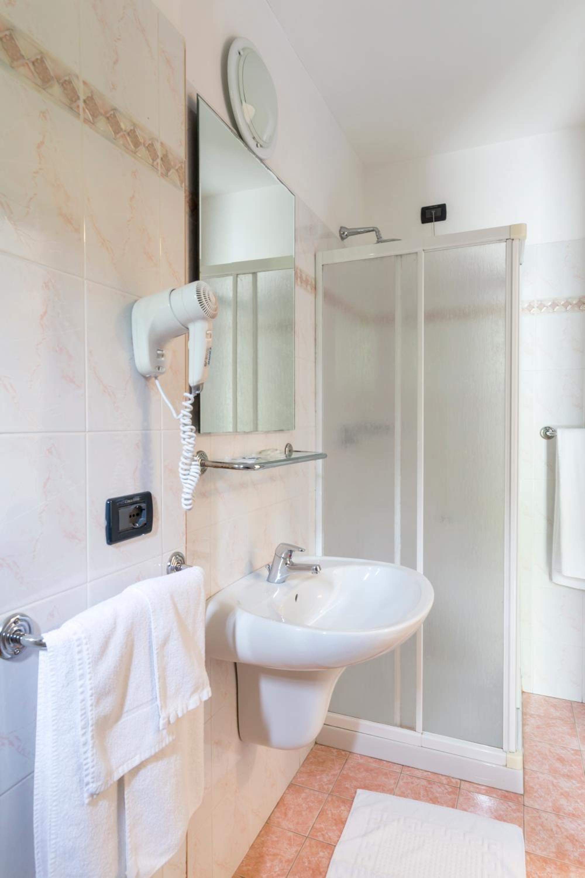 Classic Triple Room - Photo 4