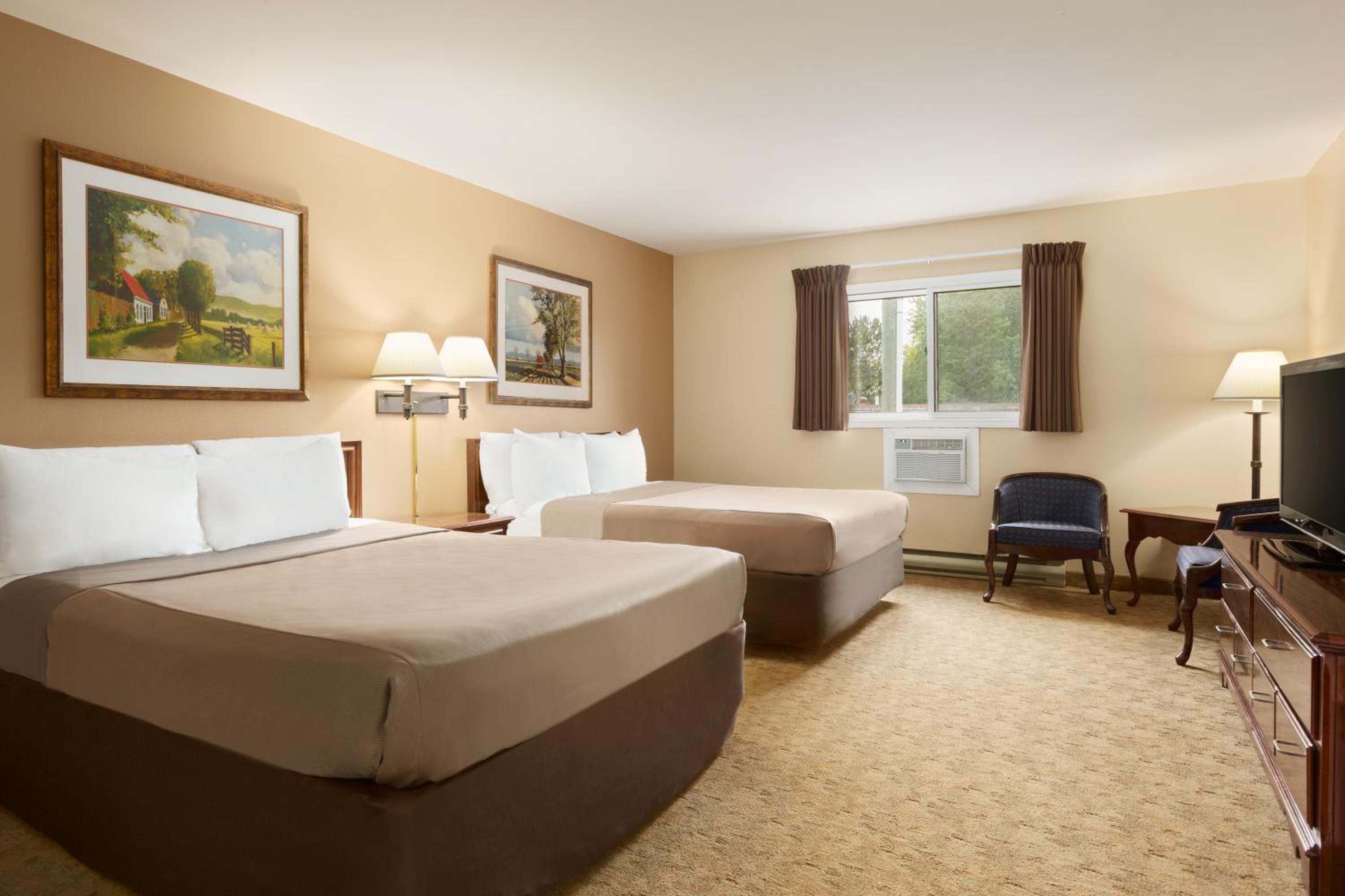 Queen Room with Two Queen Beds - Non-Smoking - Photo 1