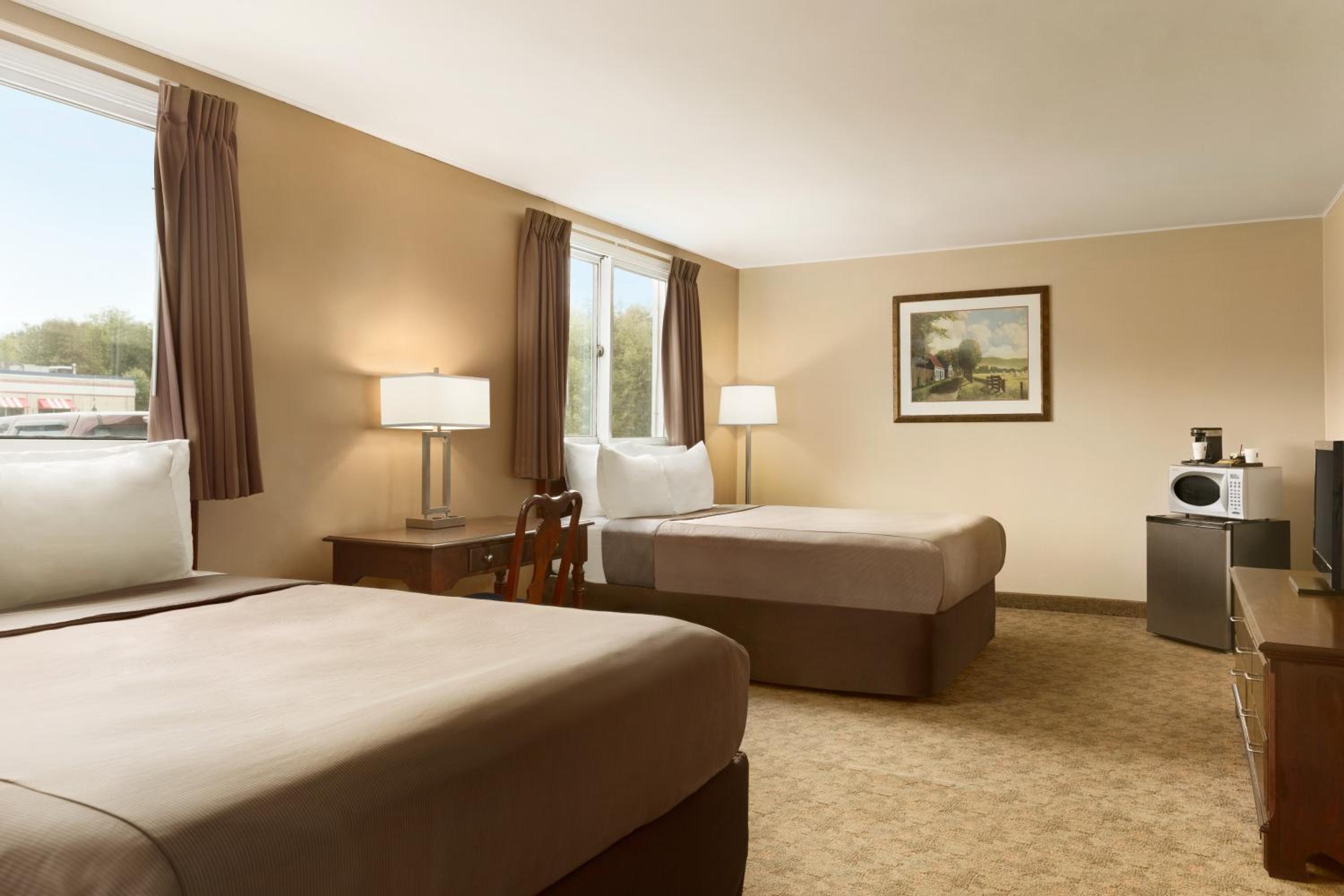 Queen Room with Two Queen Beds - Non-Smoking - Photo 2
